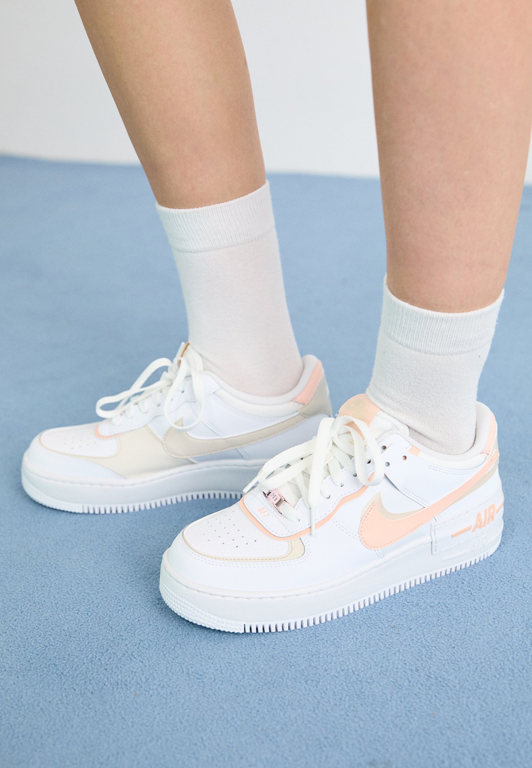 Nike Sportswear AF1 SHADOW - Sneakers - wit/gewassen koraal/licht orewoodbruin