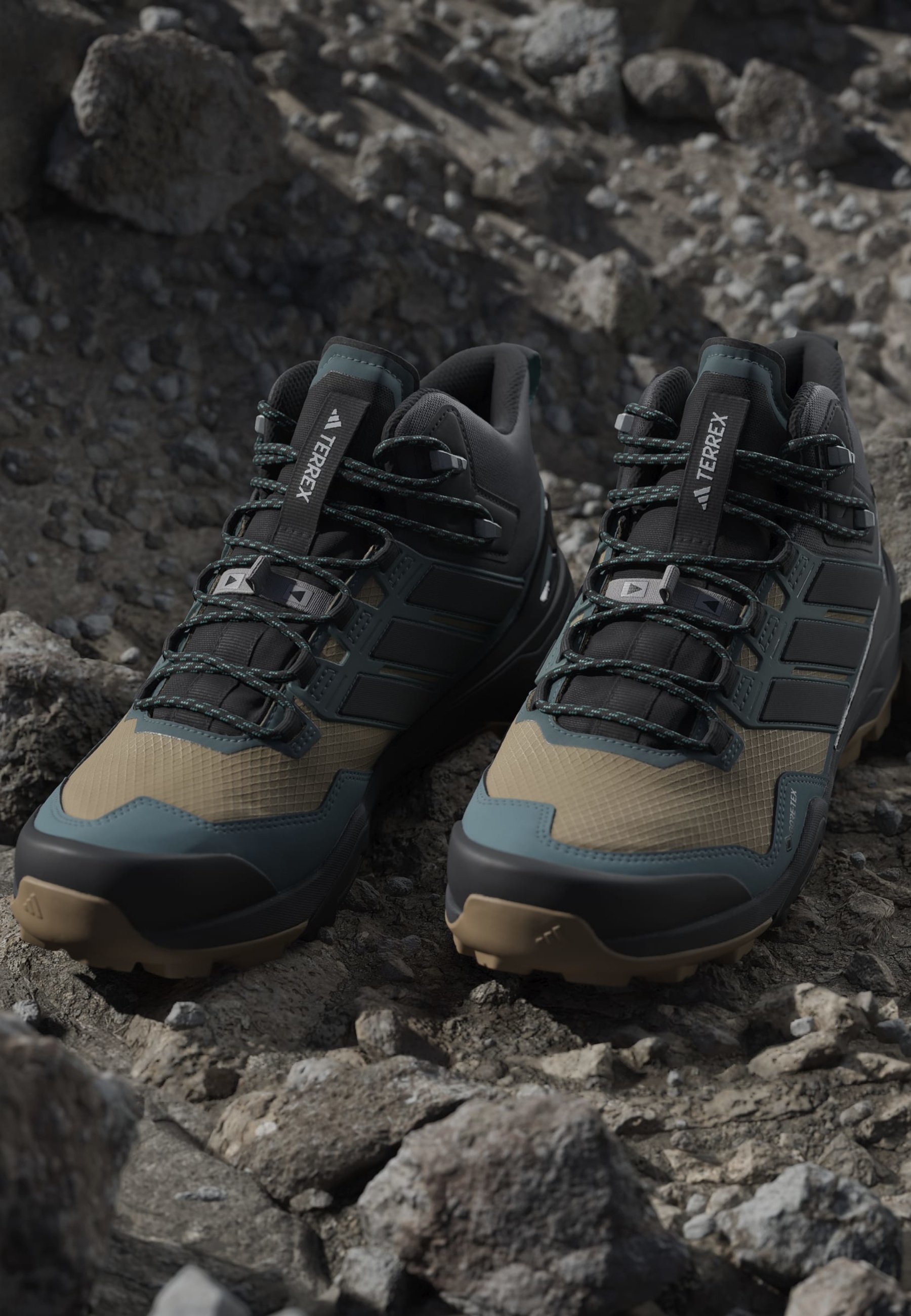 Tênis de caminhada Adidas Terrex SKYCHASER MID GTX - Preto com núcleo de papelão (usado)