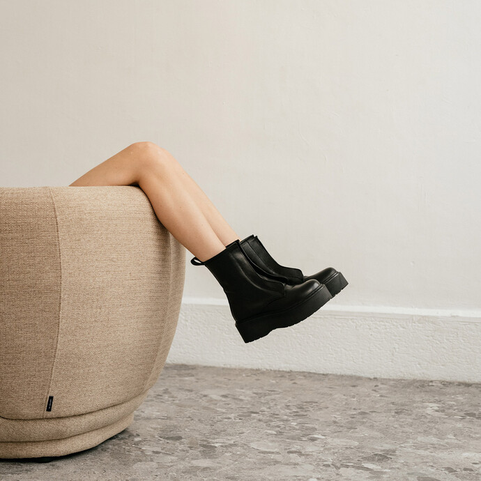 Bottines à plateforme et fermetures frontales  en cuir noir