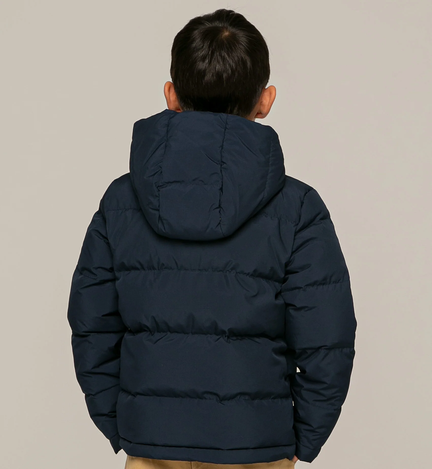 Chaqueta infantil acolchada de plumas con capucha y forro de tartán.