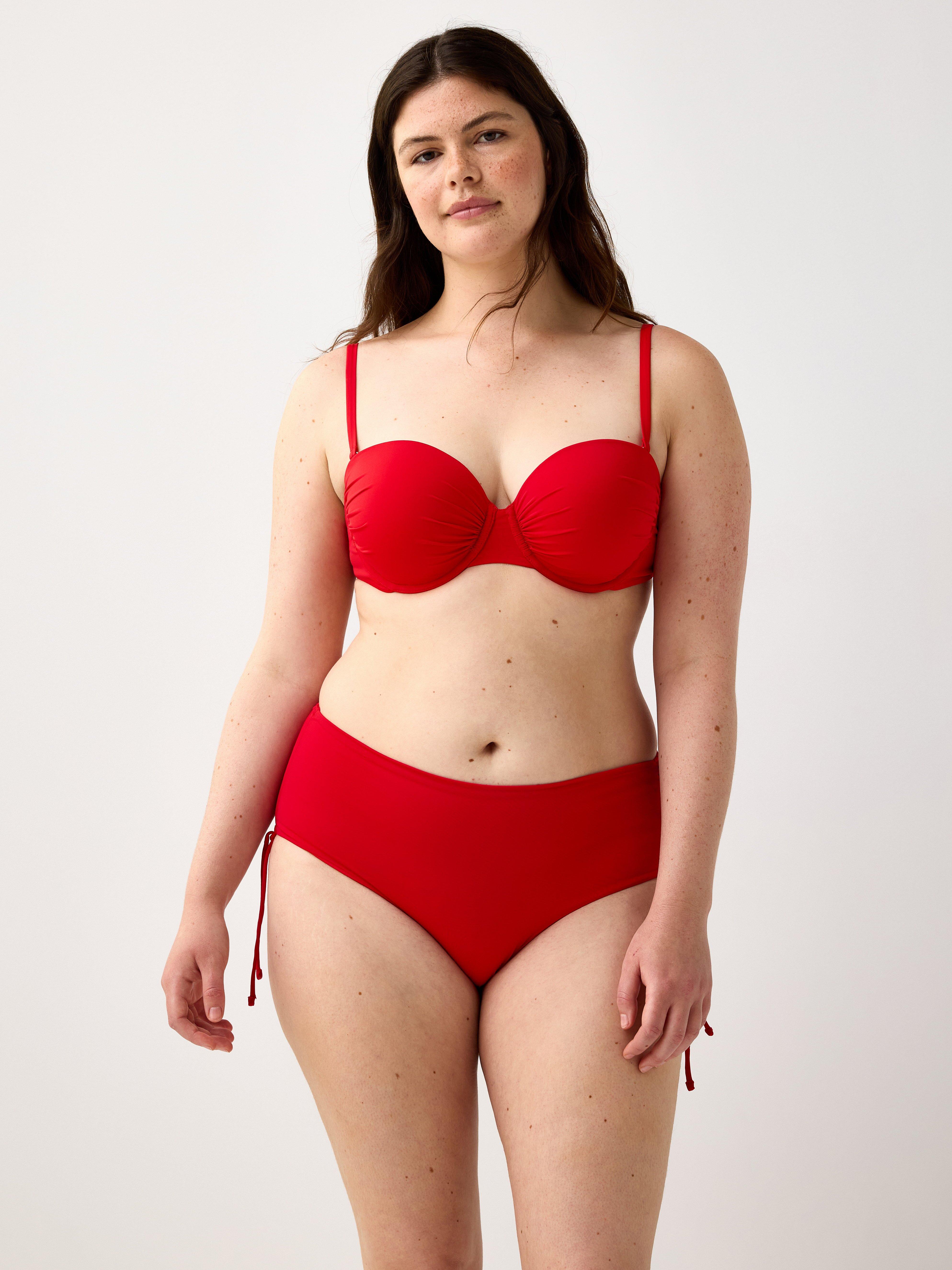 Top de bikini balconette acolchado con aros, color rojo.