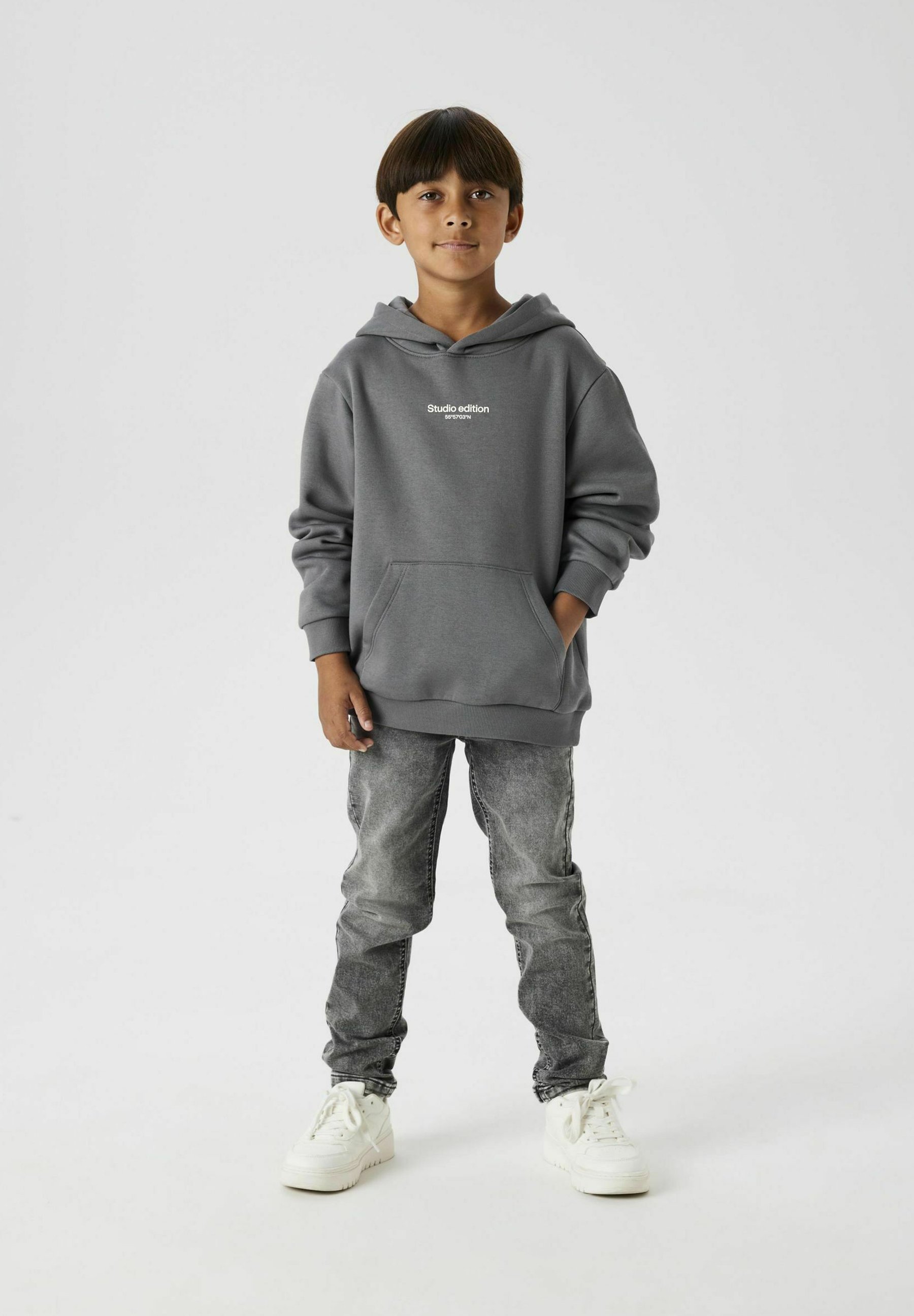 Noem het NKMBRODY - Hoodie - lava rook