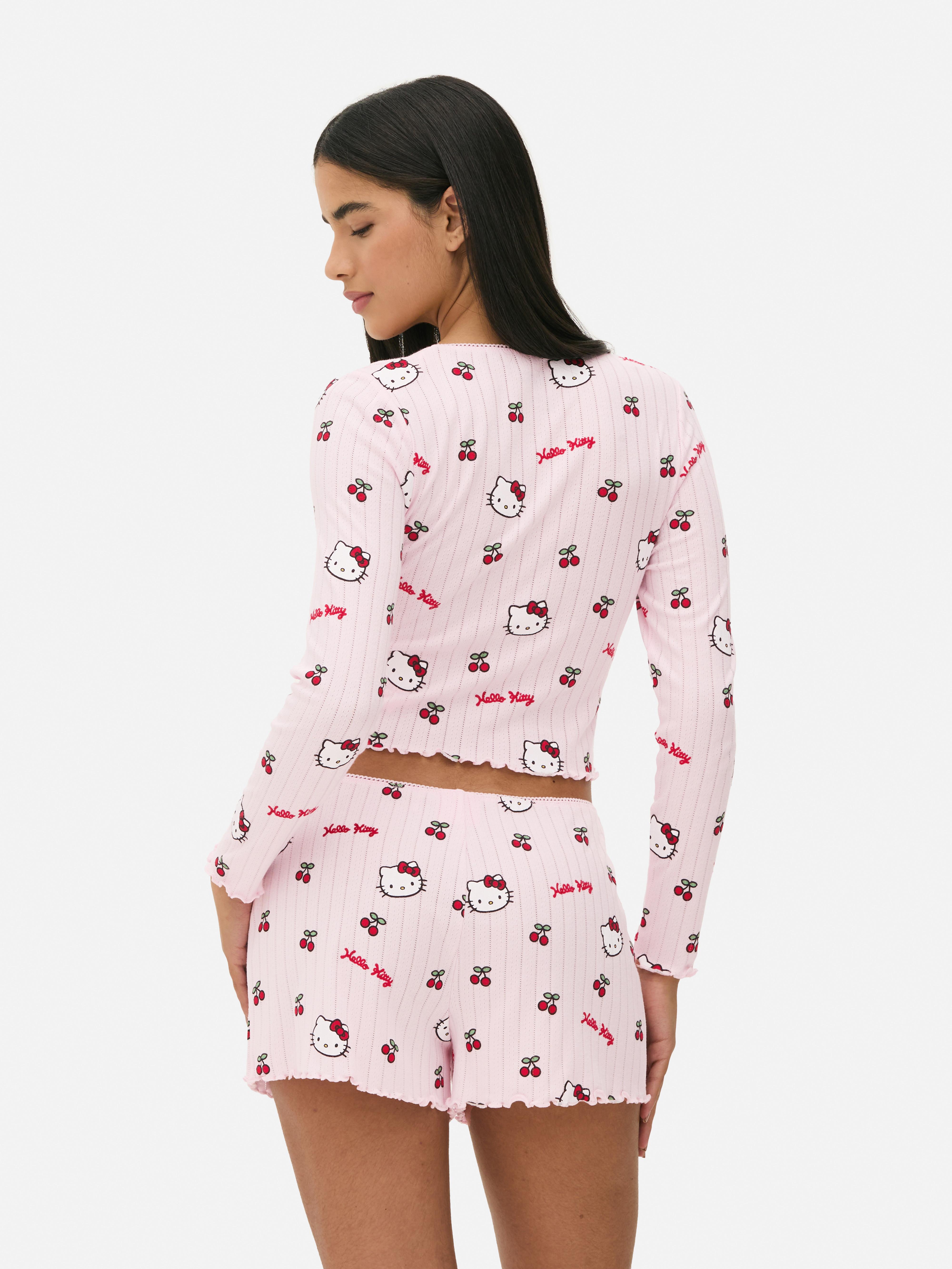 Top de pijama cu mânecă lungă și imprimeu Hello Kitty ajurat Un top de pijama Hello Kitty cu mâneci lungi, ajurat, garnitură picot și tiv festonat