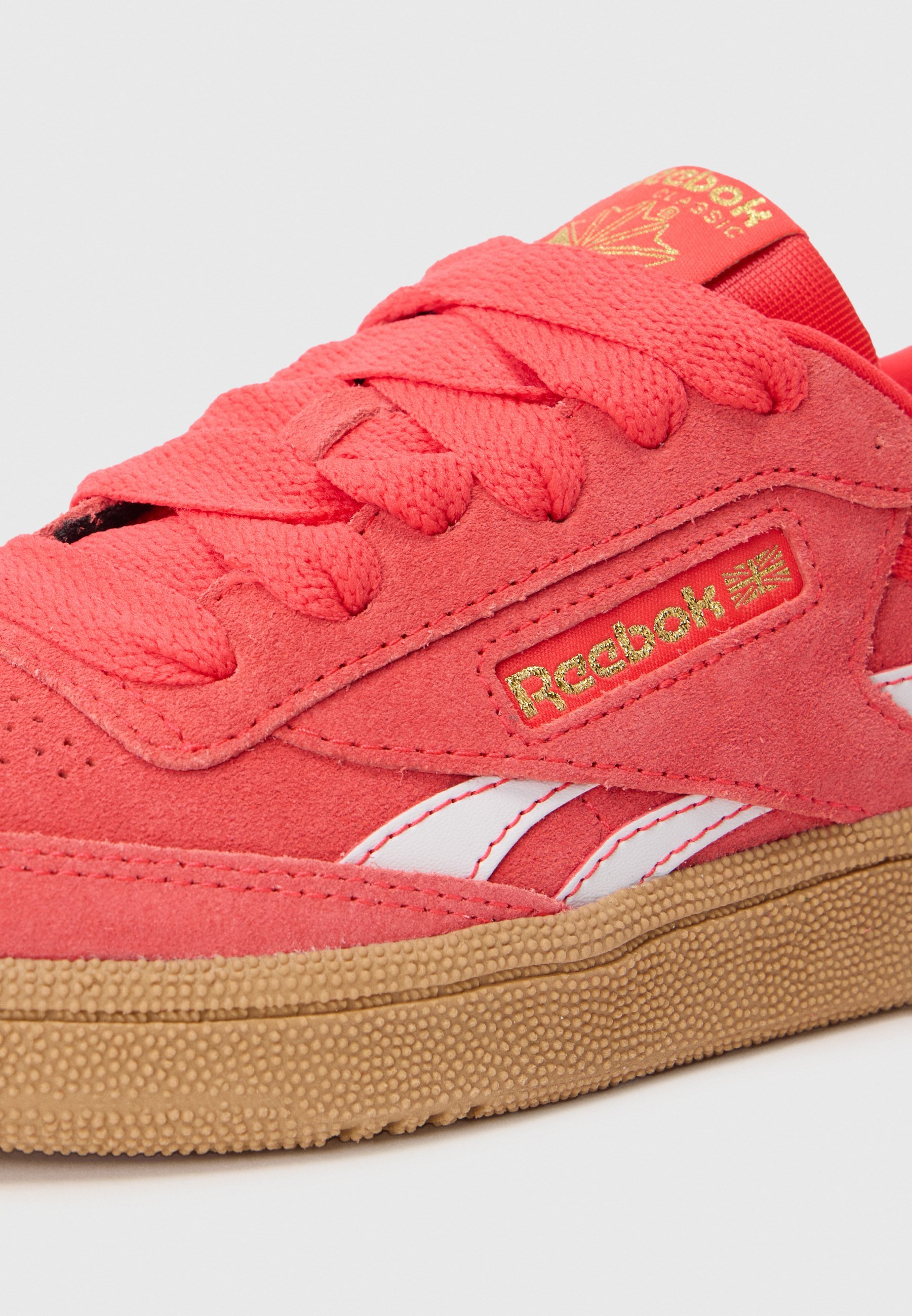 Reebok Classic CLUB C REVENGE UNISEX - Sneakers - energie rood/wit/goud metallic