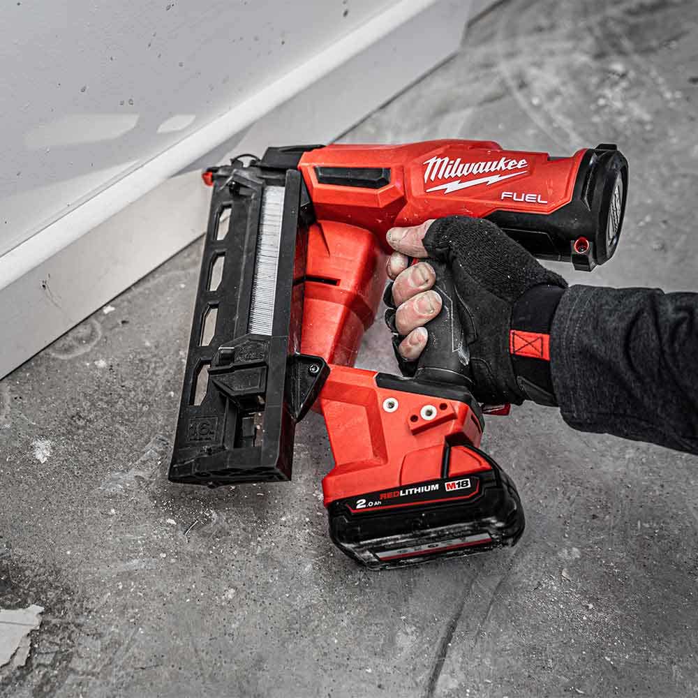 Pregador pneumático de acabamento Milwaukee Fuel 18V, calibre 16, ângulo reto de 20 graus, modelo M18FN16GA-0C