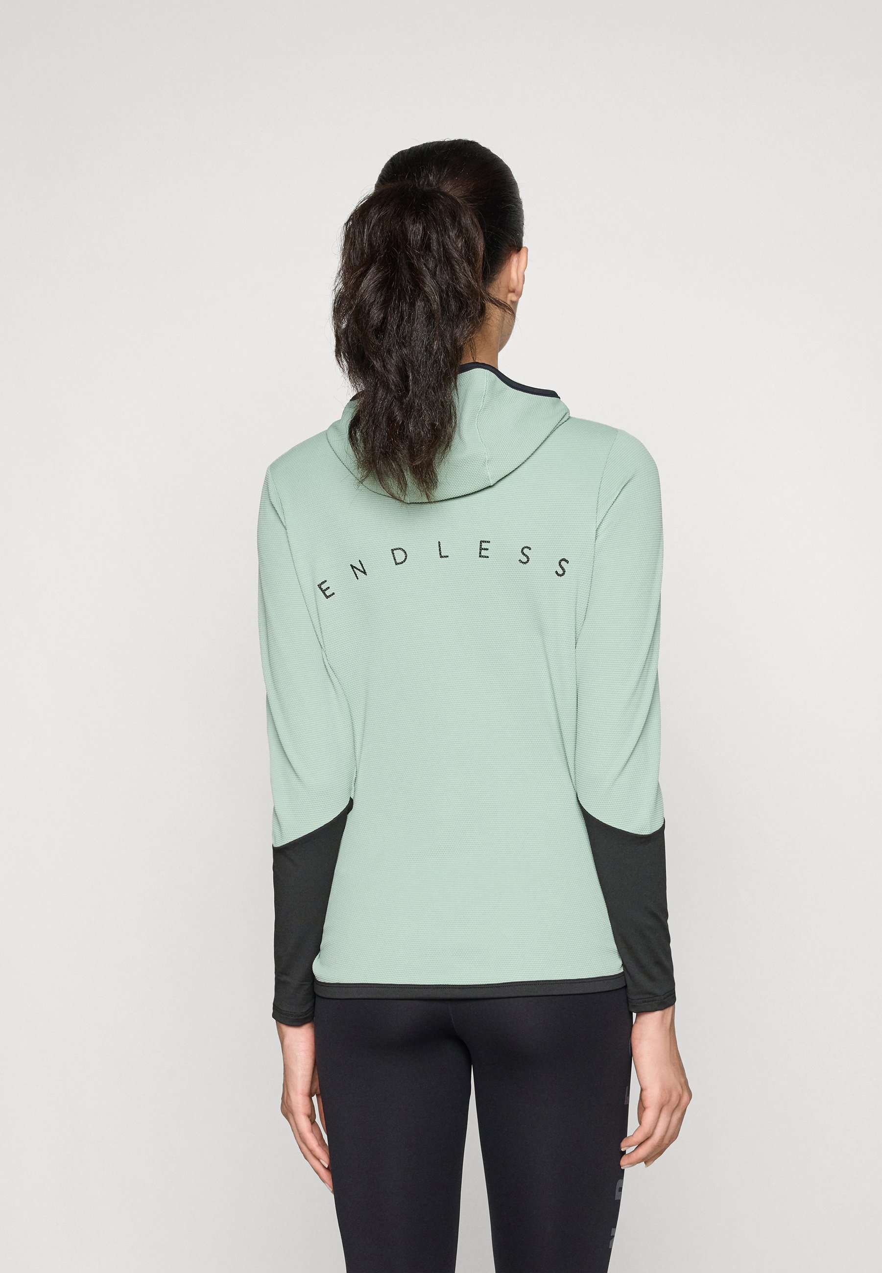 Endless SUDADERA BREATH LINE - Krekls ar garām piedurknēm - meža krāsā