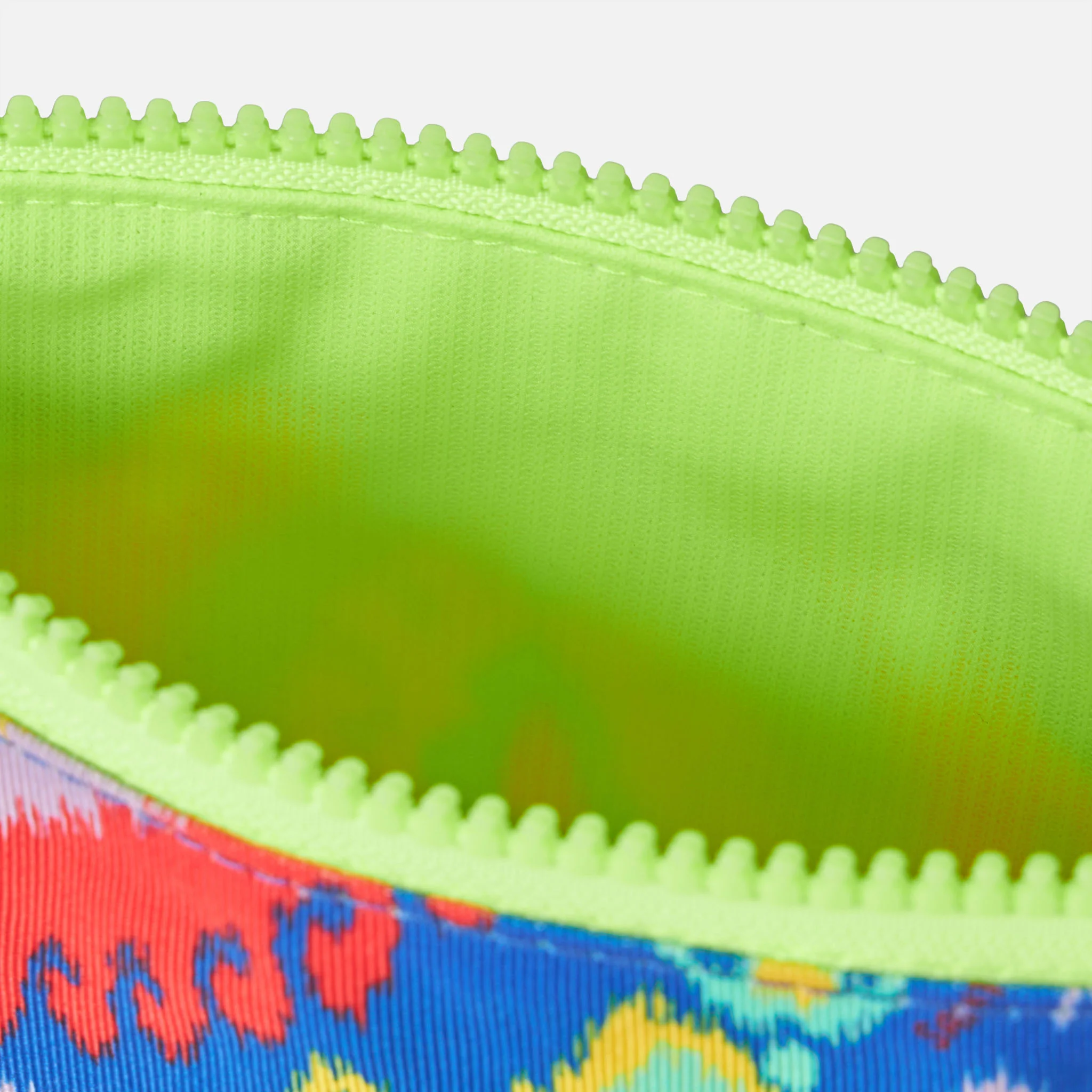 Pareasy-zakje van nylon met ikat-print.