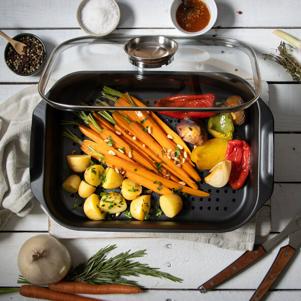 Cast aluminum roasting pan including steamer insert, 40 x 26 cm