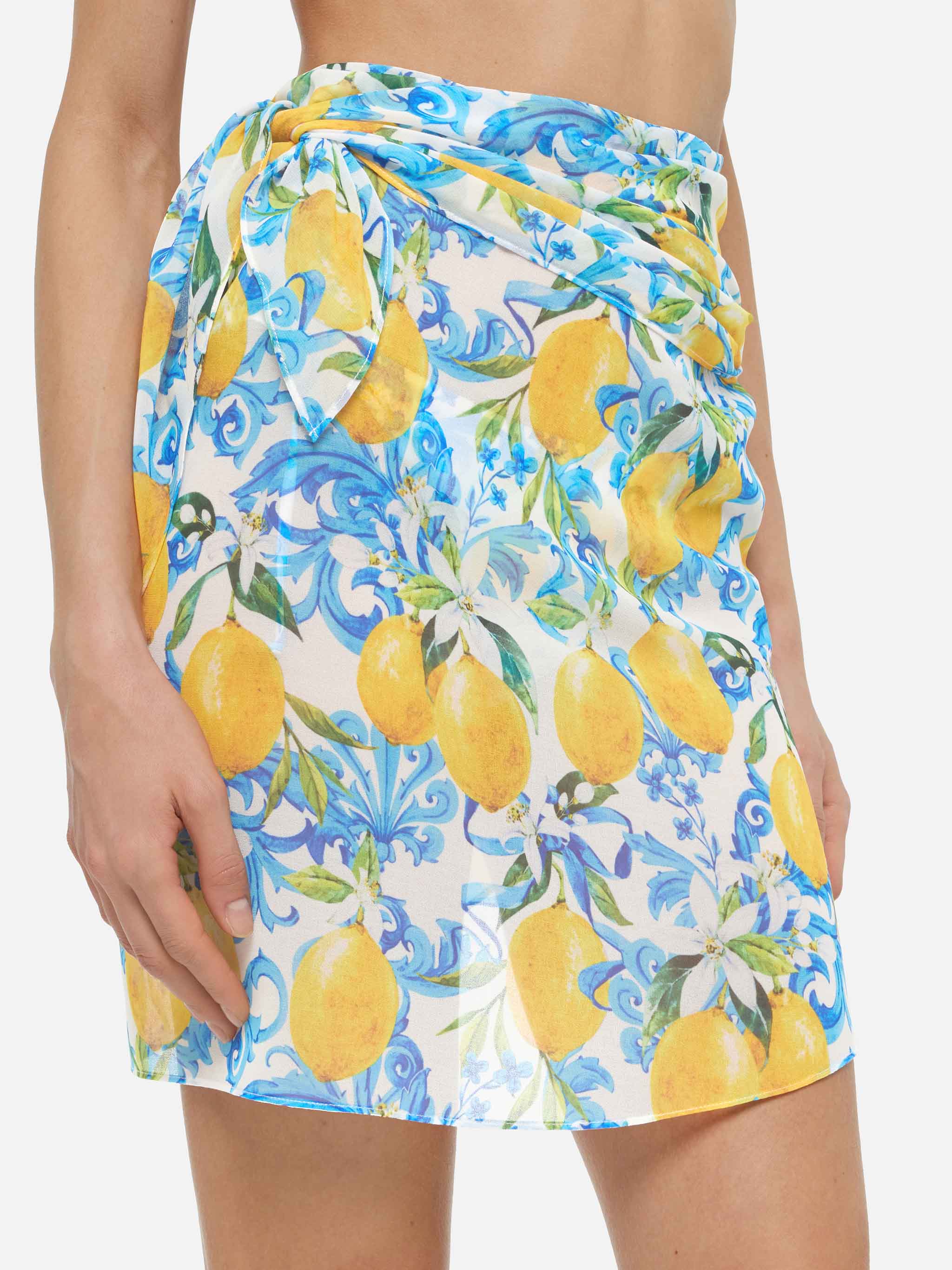 Zeer korte pareo van bruine georgette met majolica-print.