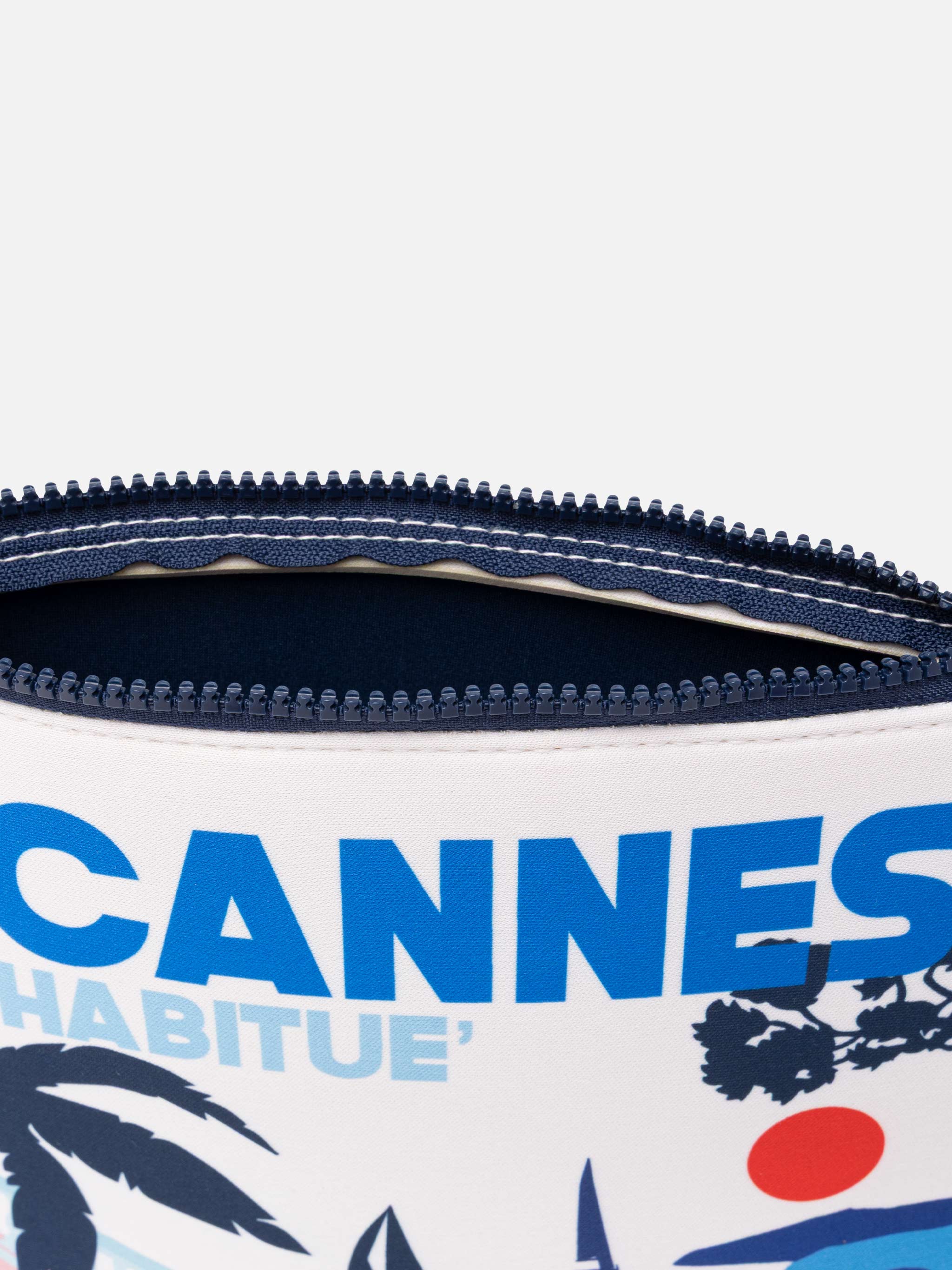 Aline scuba clutch tas met print van een ansichtkaart van Cannes