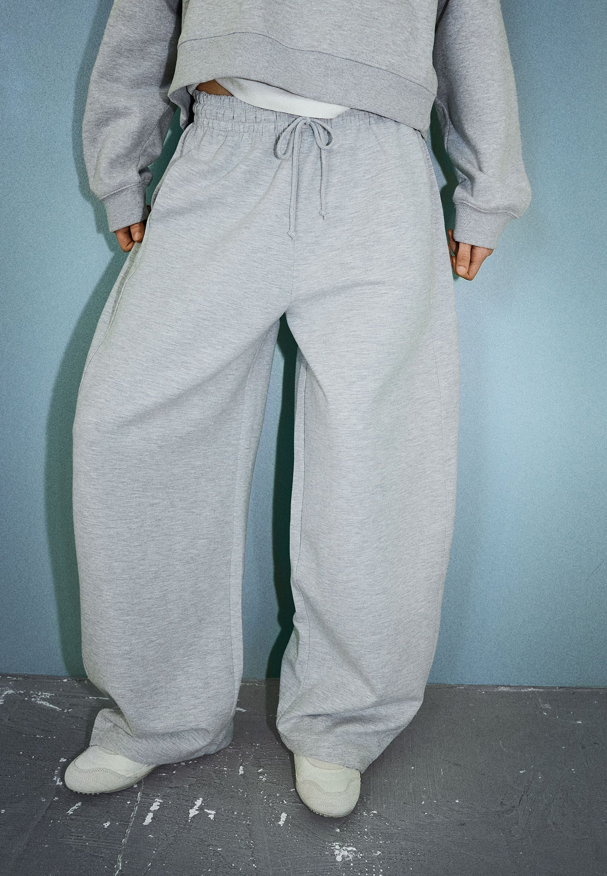 Bershka PLUSH BARREL - Trainingshose - Hellgrau