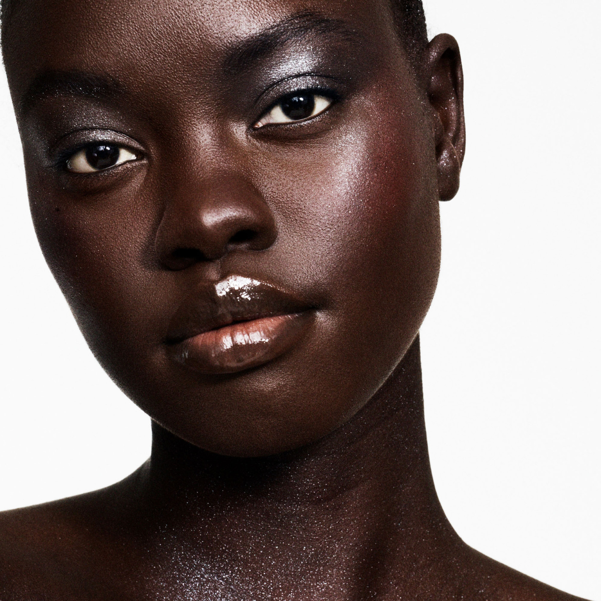 Voal cu diamant Diamond Bomb pe toată suprafața Câte carate? - Fenty Beauty