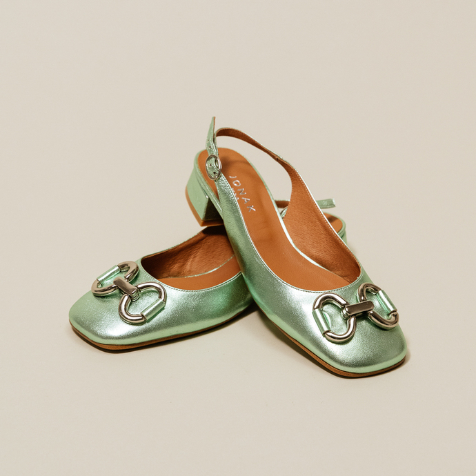 Ballerines slingback à bouts carrés et détails argentés  en cuir métallisé vert clair