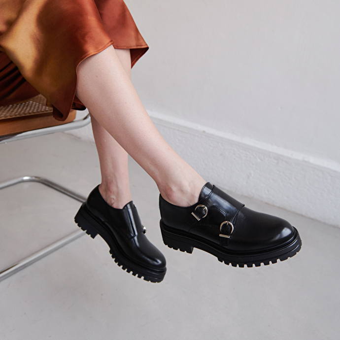 Derbies à doubles boucles et semelles crantées  en cuir glacé noir
