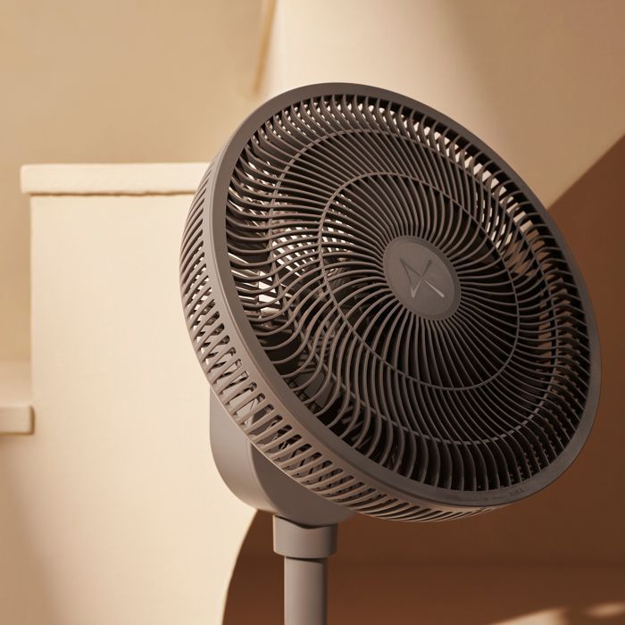 Ventilador de pedestal silencioso DUUX Whisper 2, gris, potente, 26 velocidades, control remoto.