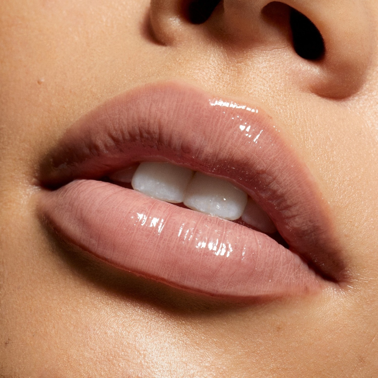 Kylie Cosmetics sjajilo za usne „Supple Kiss Lip Glaze“ – Nude Kiss, 3 ml