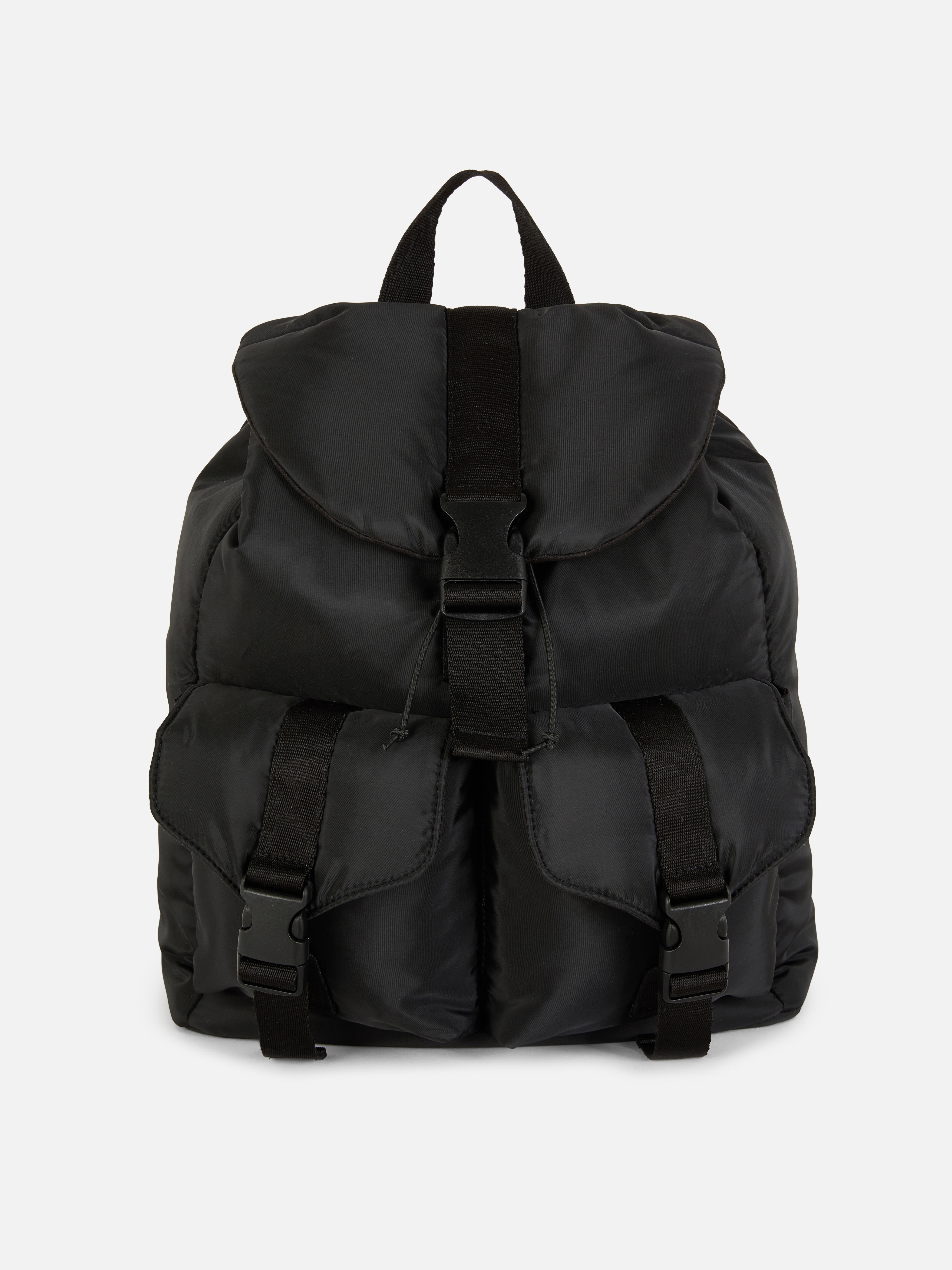 Gepolsterter Rucksack mit mehreren Fächern. Ein leicht gepolsterter Rucksack mit zwei Außentaschen und verstellbaren Schultergurten.