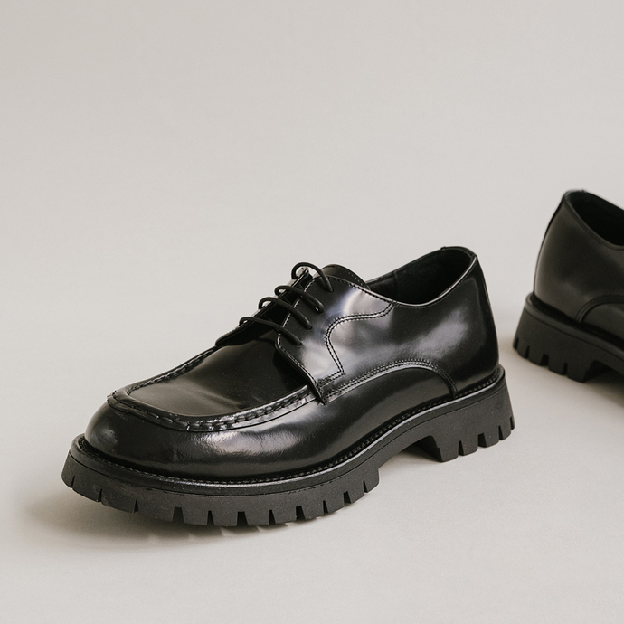 Derbies à lacets et semelles crantées  en cuir glacé noir