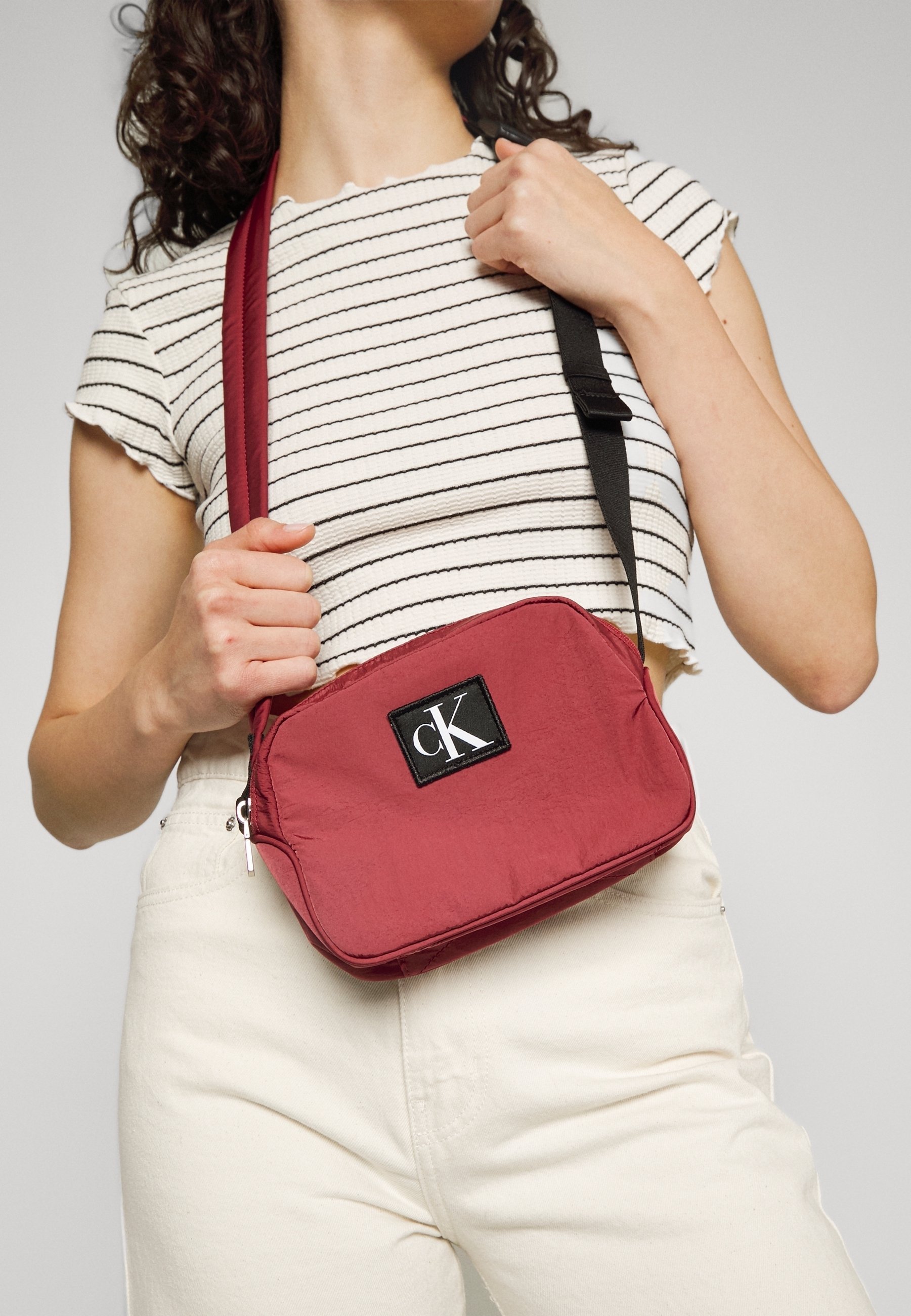 Calvin Klein Jeans Umhängetasche – Cognac