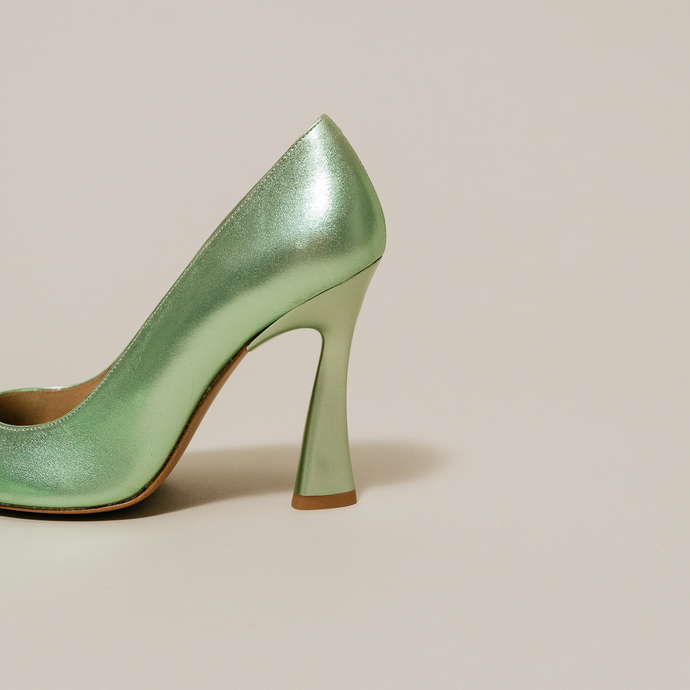 Escarpins à talons hauts et bouts pointus  en cuir métallisé vert clair