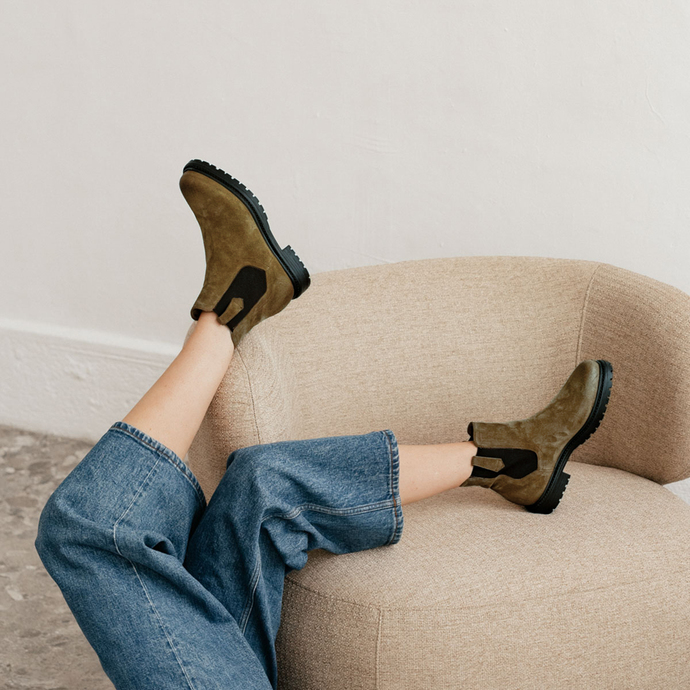 Bottines à semelles crantées et élastiques  en croute taupe