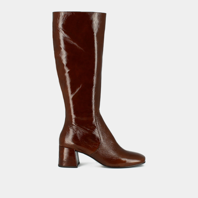 Bottines à petits talons et bouts carrés...  en cuir brillant marron