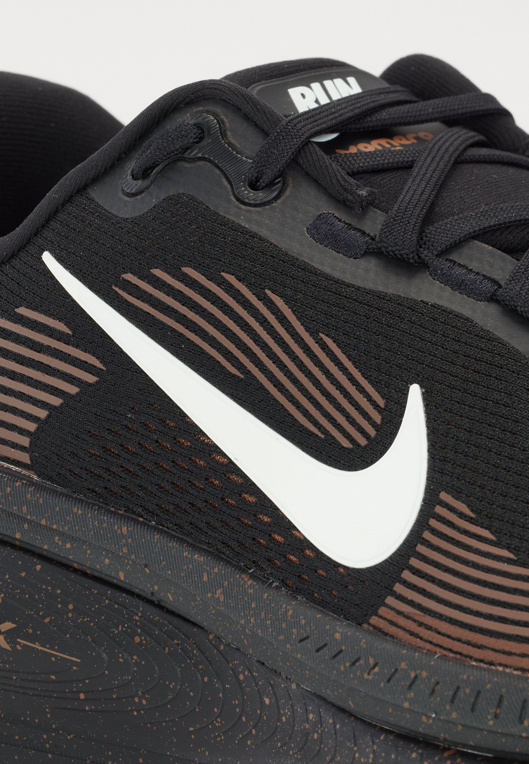 Nike Performance VOMERO 18 - Hardloopschoenen voor op de weg - zwart/ijzersteen/bruin/woestijnoker