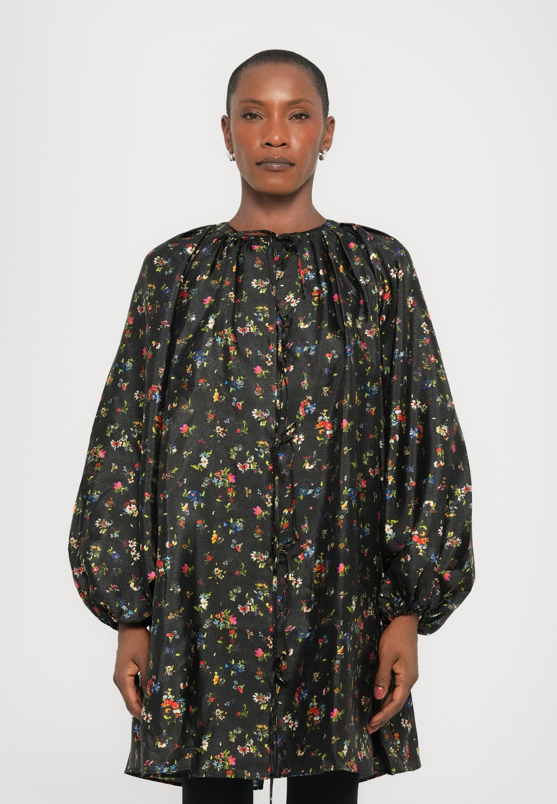 Stine Goya PLOŠČA OBLEKA Z VOLUMENSKO PENJO - Dnevna obleka - črna
