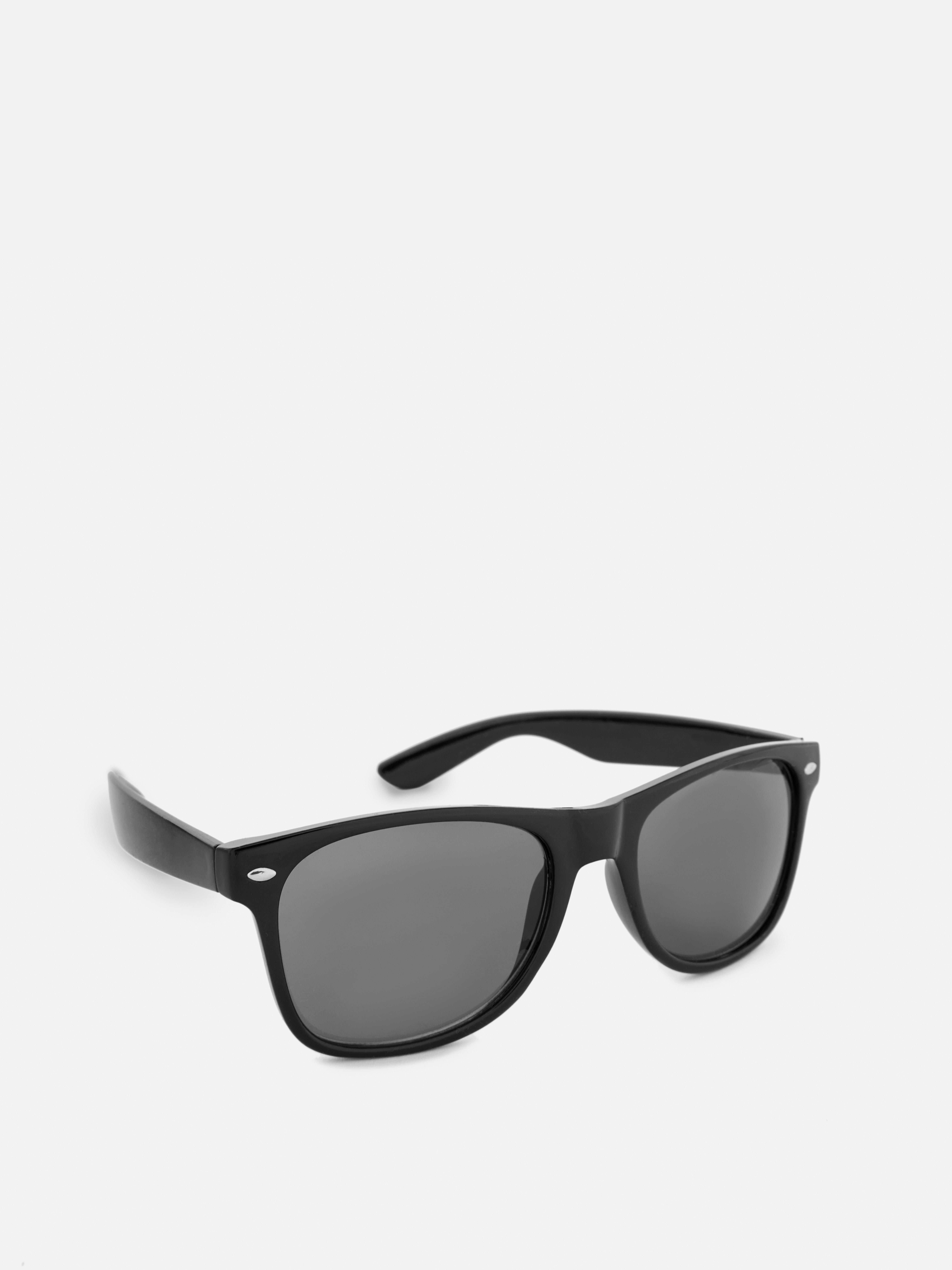 Ochelari de soare cu ramă pătrată. Acești ochelari de soare îți oferă o notă cool și elegantă.
