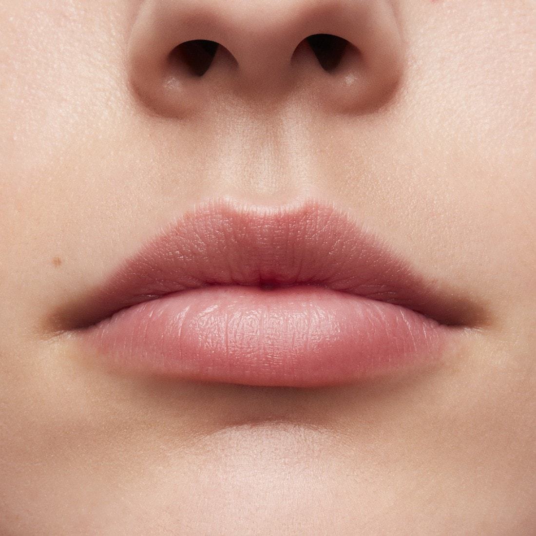 MAC lūpu balzams NOCTURNA Squirt Plumping Stick lūpu spīdums - 2,3 g