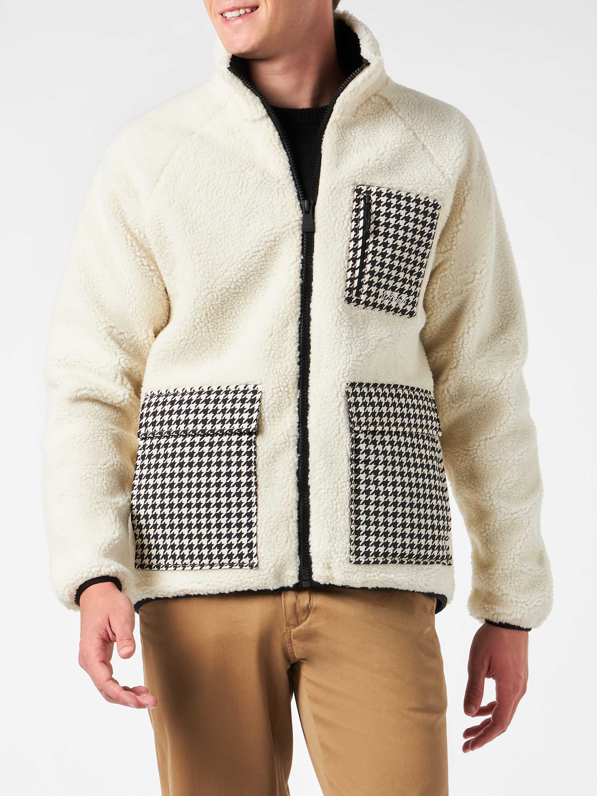 Witte sherpa-jas voor heren met geruite opgestikte zakken.