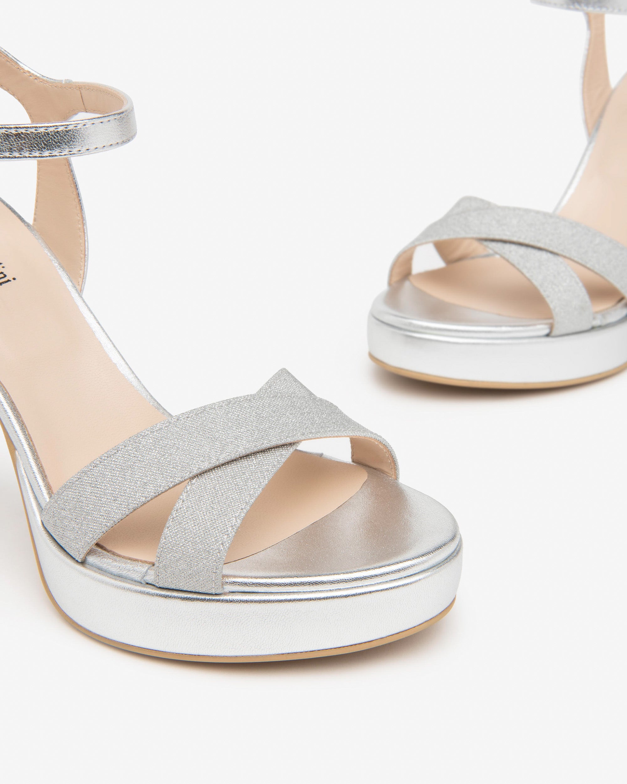 Damensandalen aus Leder und technischen Materialien