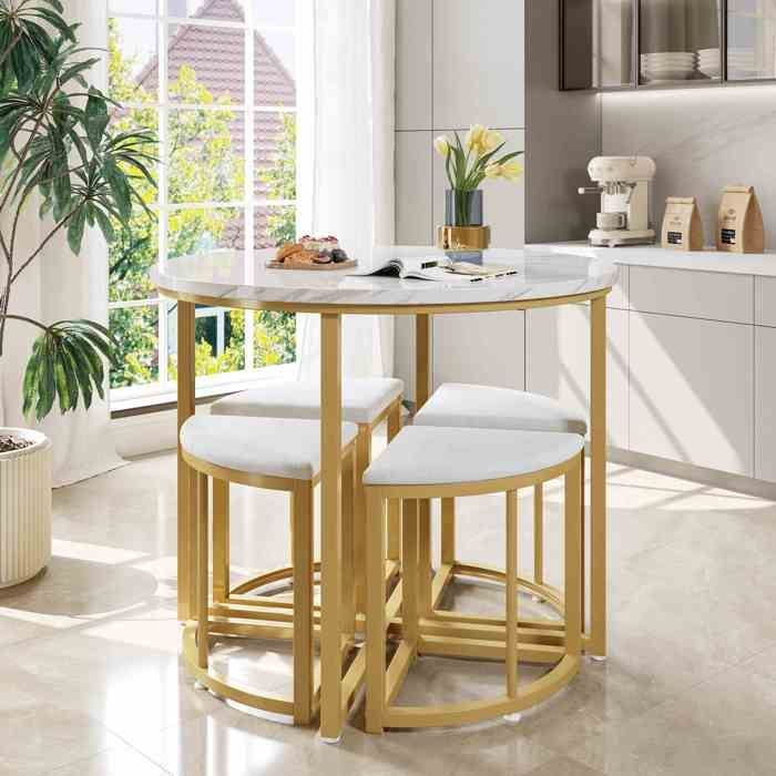 Juego de mesa de comedor blanca con 4 sillas de terciopelo - Tablero de MDF y estructura de hierro dorado, estilo moderno y lujoso.