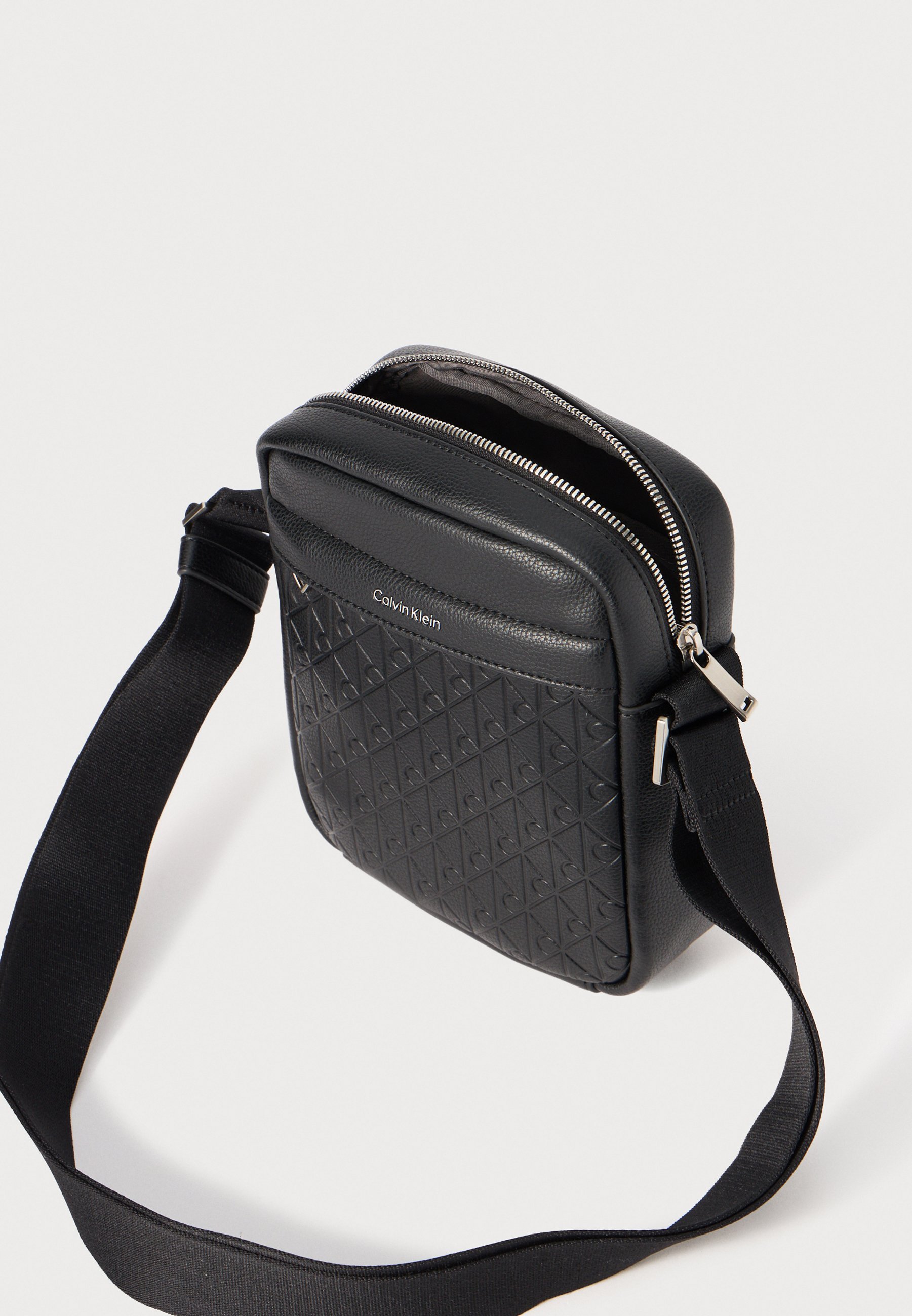 Calvin Klein EMBLEM EMBOSS REPORTER - Õlakott - must