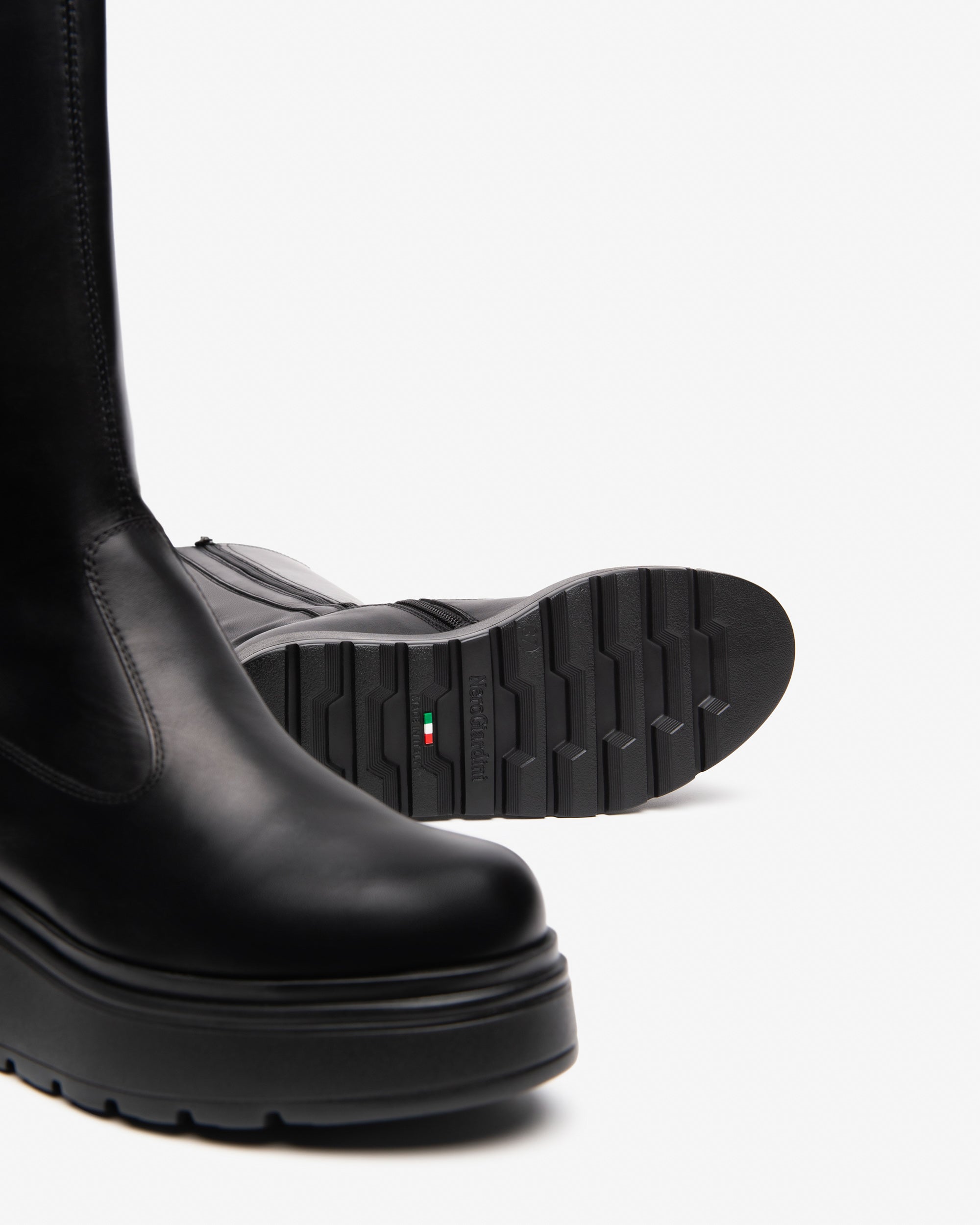  Damenstiefel aus Leder und technischem Material