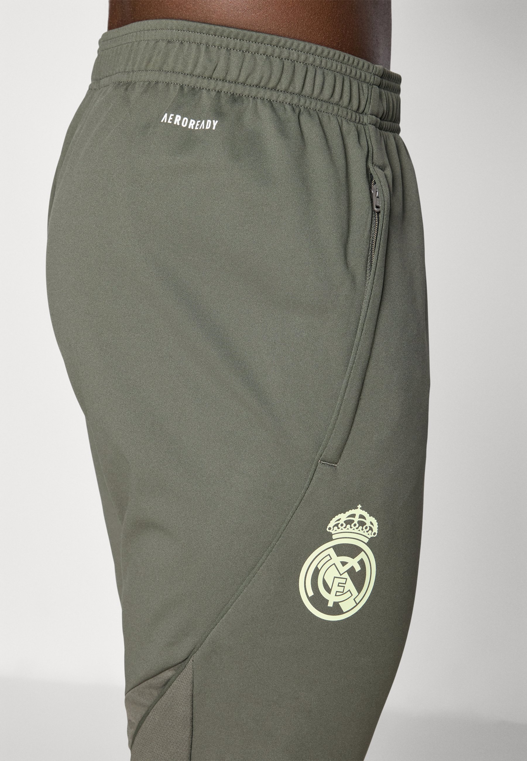 Pantalon d'entraînement adidas Performance REAL MADRID 25/26 TIRO25 COMPETITION - Tenue de club - Gris utilitaire