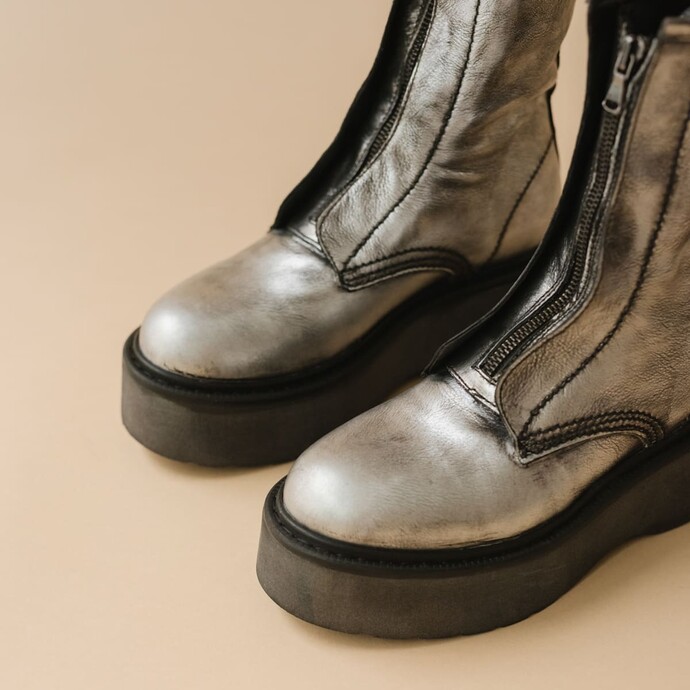 Bottines à plateformes et fermetures frontales  en cuir vieilli argent