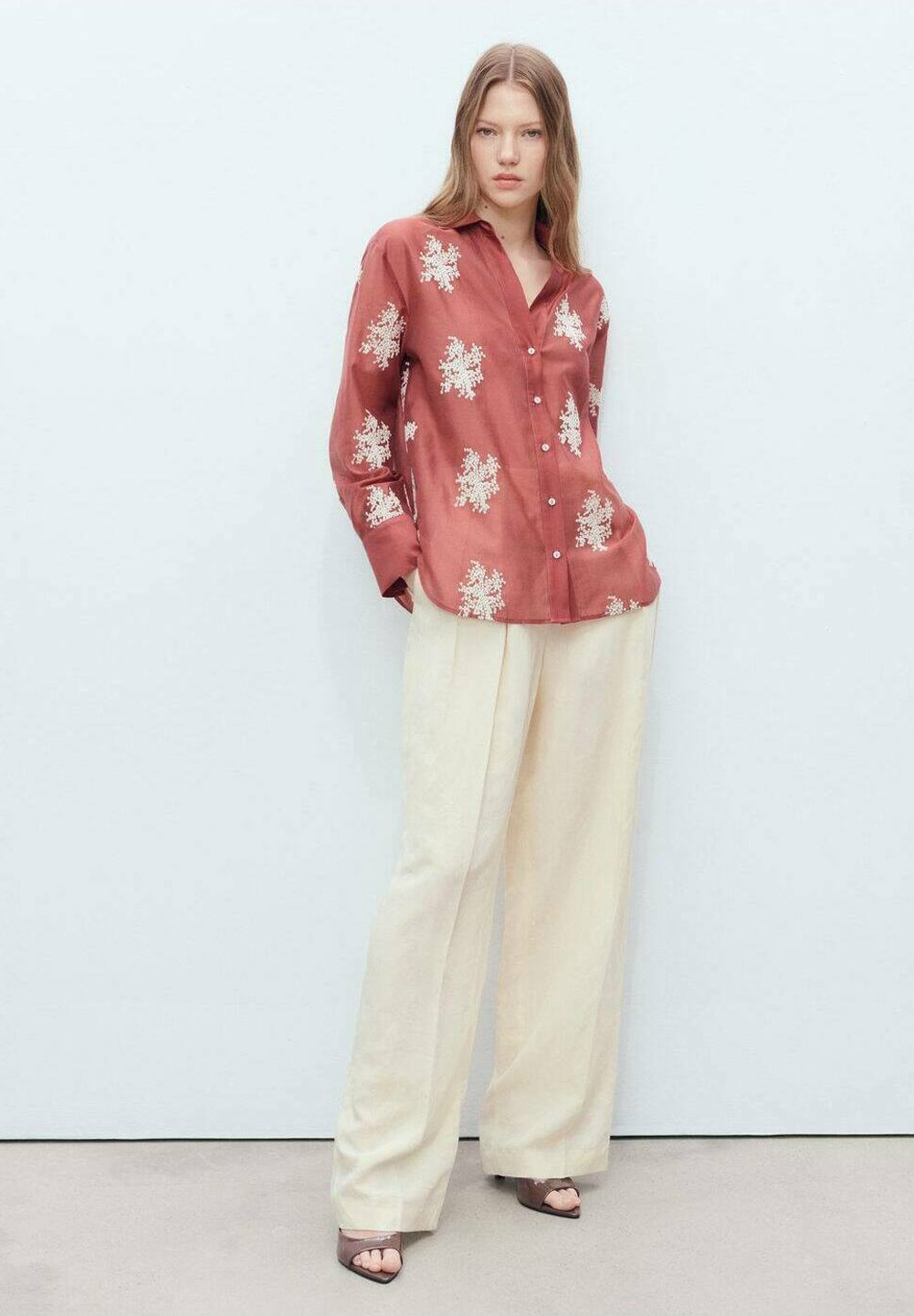 Mangofarbene, bestickte, halbtransparente Bluse mit Knopfleiste – orange