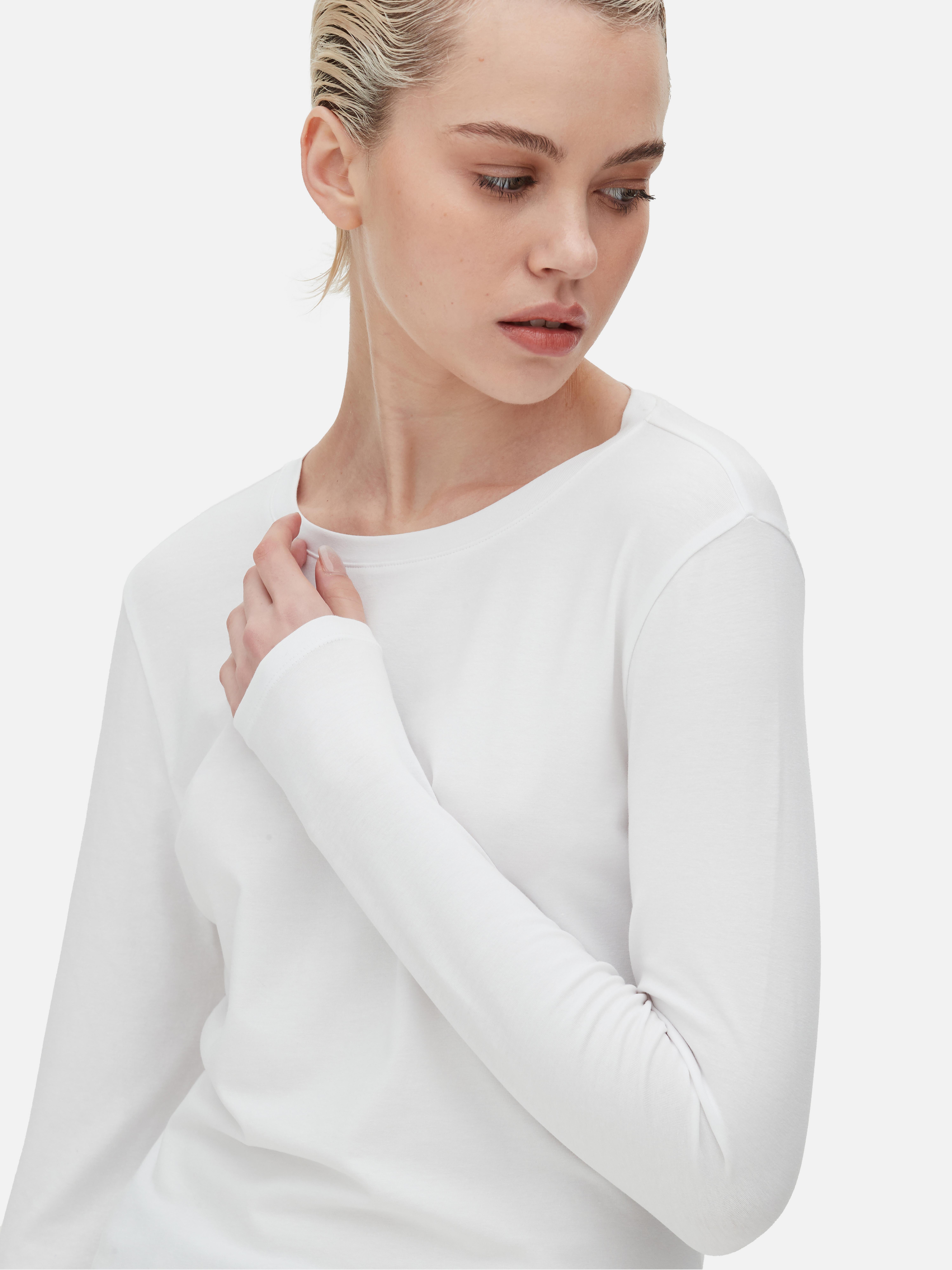 Top elasticizzato a maniche lunghe. Un top realizzato in tessuto elasticizzato con maniche lunghe e scollo rotondo.