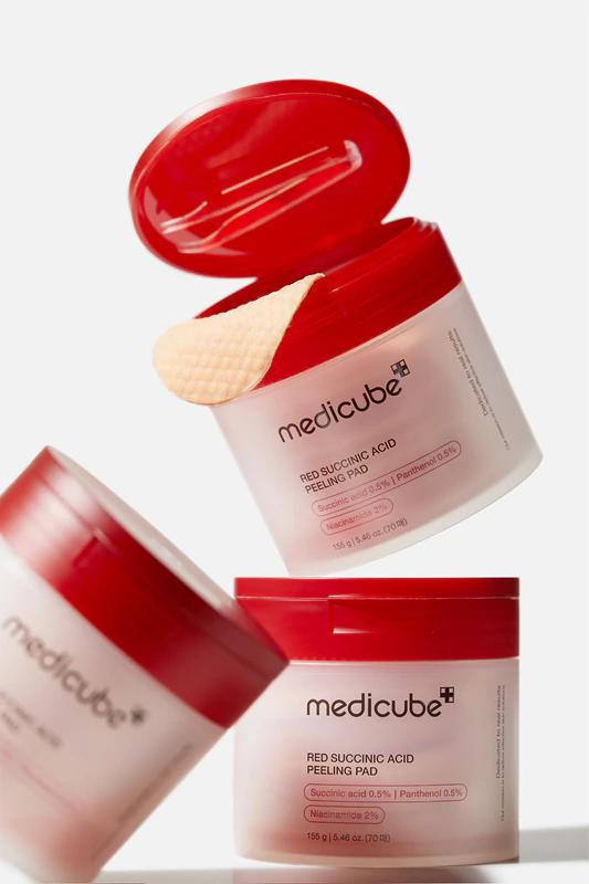 Discos esfoliantes de ácido succínico vermelho Medicube para pele problemática.