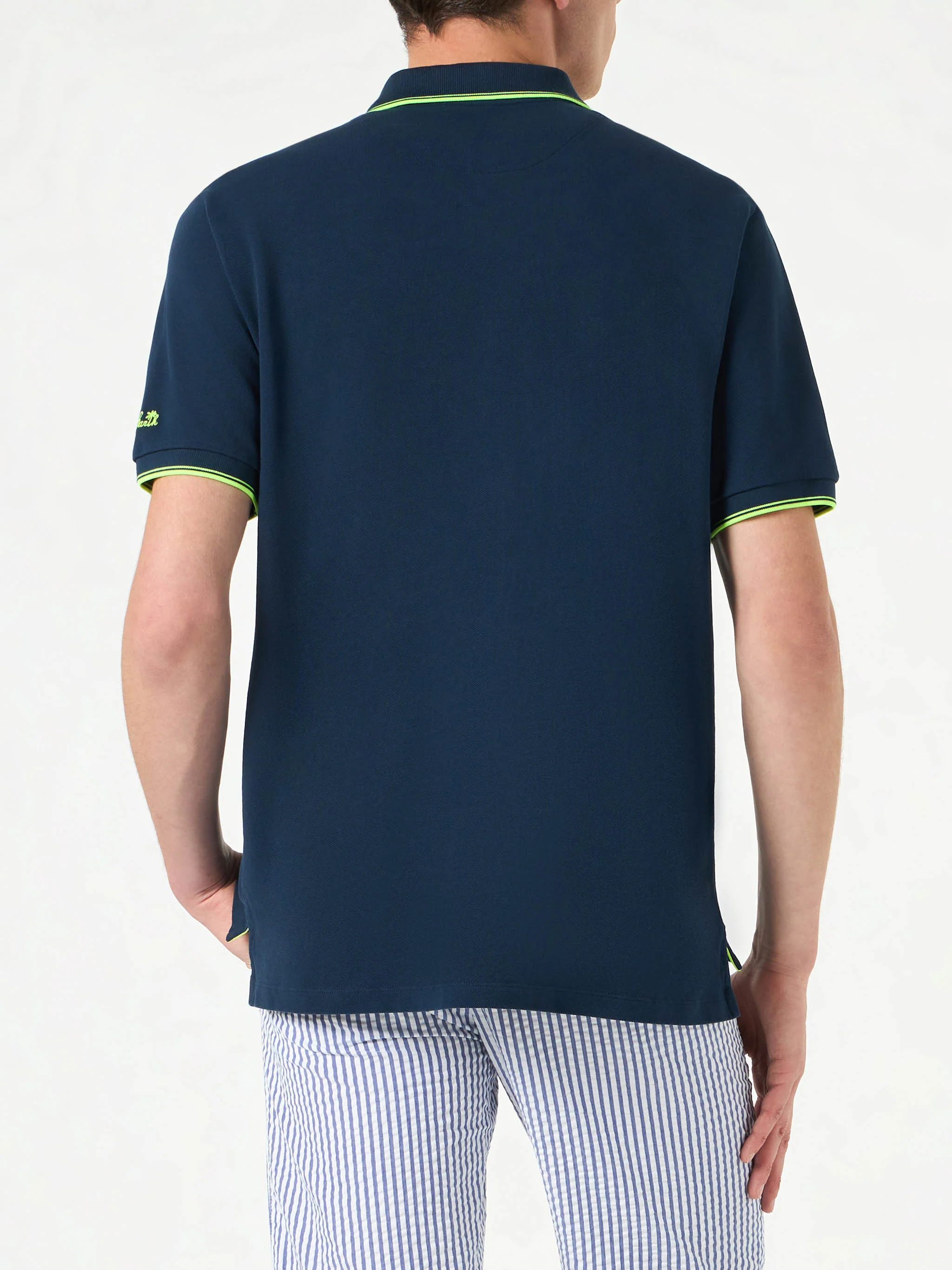 Blauwe piqué poloshirt met St. Barth-logo en contrasterende details.