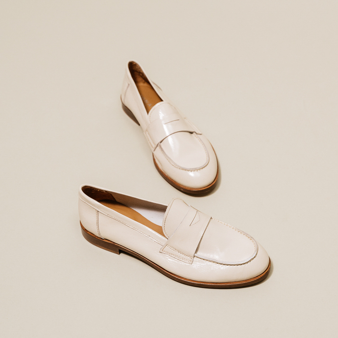 Mocassins à bouts ronds  en vernis plissé écru