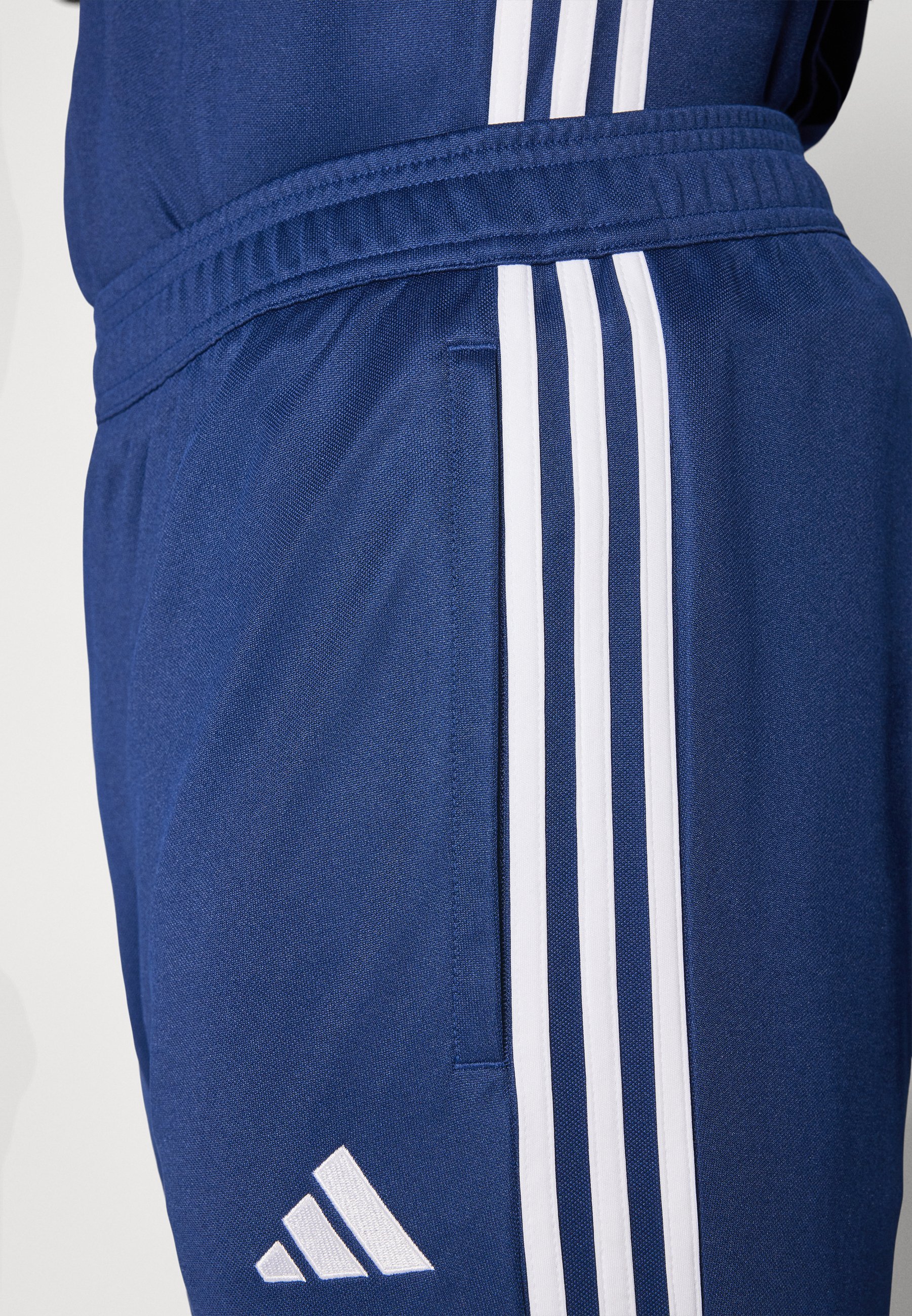 adidas Performance TIRO 25 ESSENTIALS - Calça de treino - azul marinho/vermelho