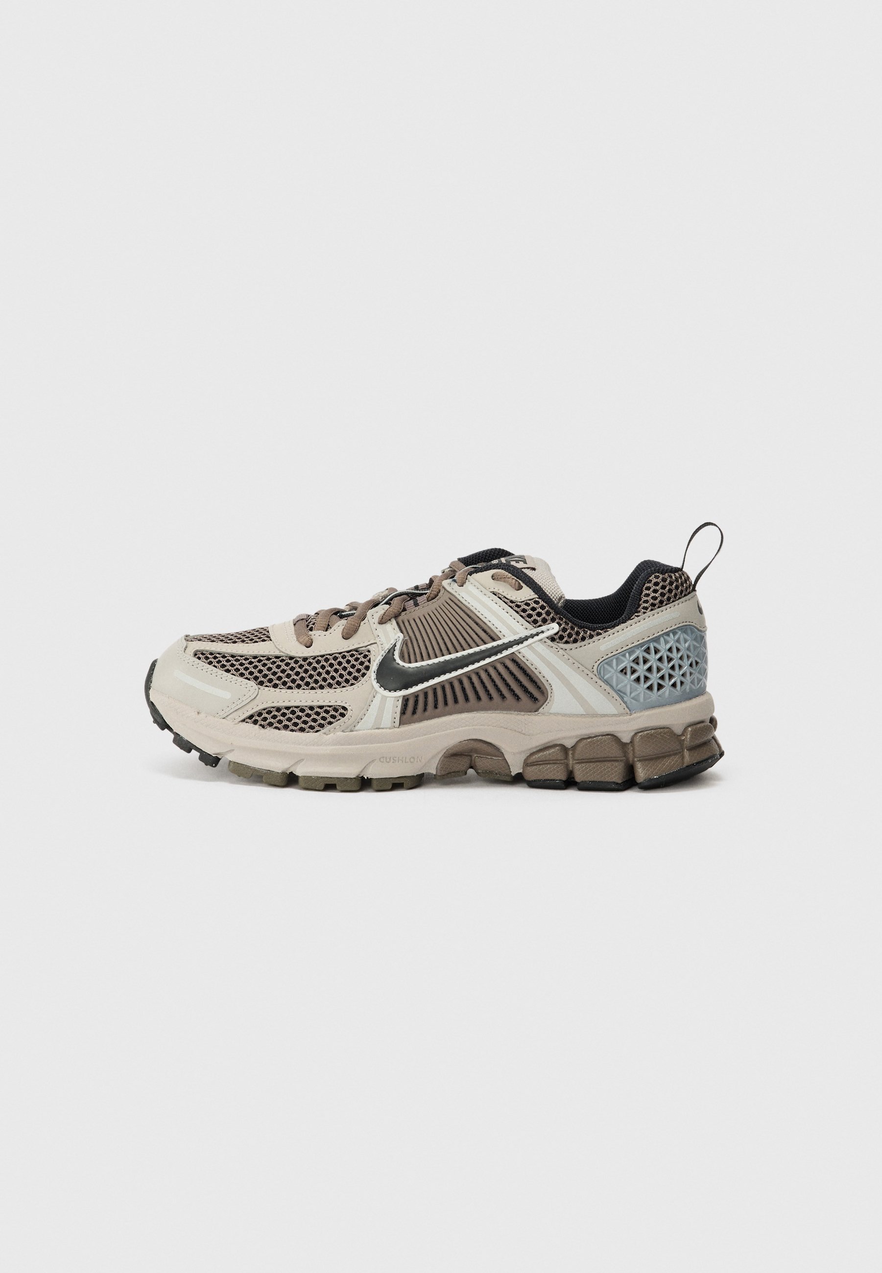 Nike Sportswear VOMERO 5 UNISEX - Sneakers - collegegrijs/zwart/steen metallic zilverkleurig