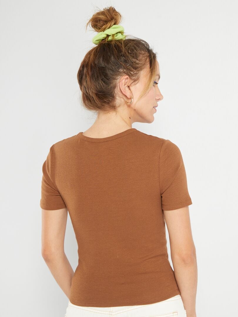Camiseta corta con estampado estilo universitario - NARANJA