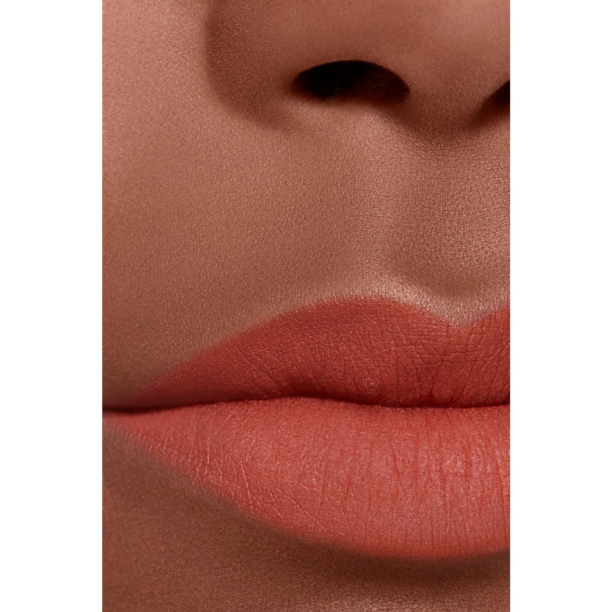 ROUGE ALLURE LIQUID VELVET - IL ROSSETTO FLUIDO OPACO INTENSO ULTRA-TENUTA