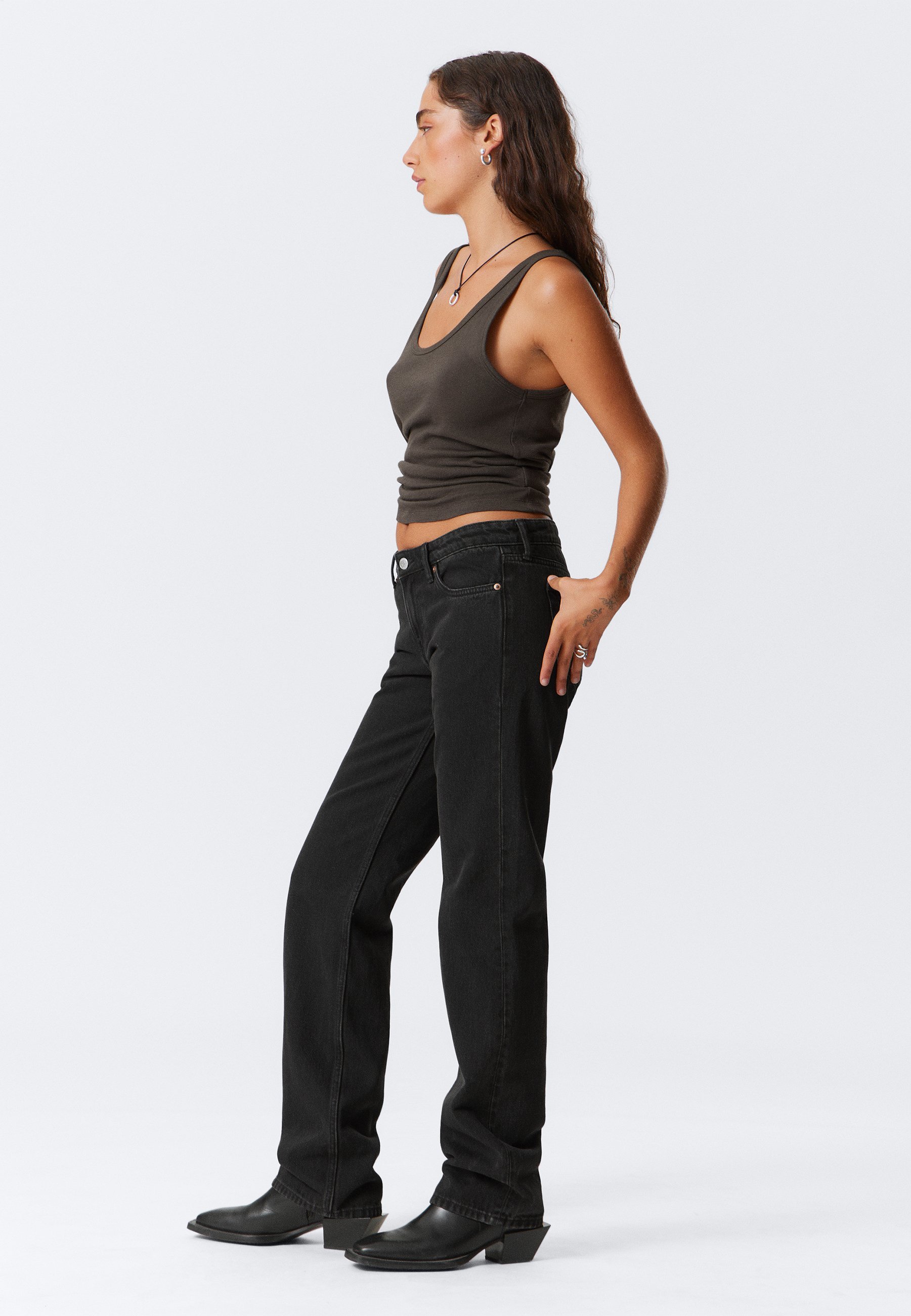 Weekday ARROW LOW - Rechte jeans - getint zwart