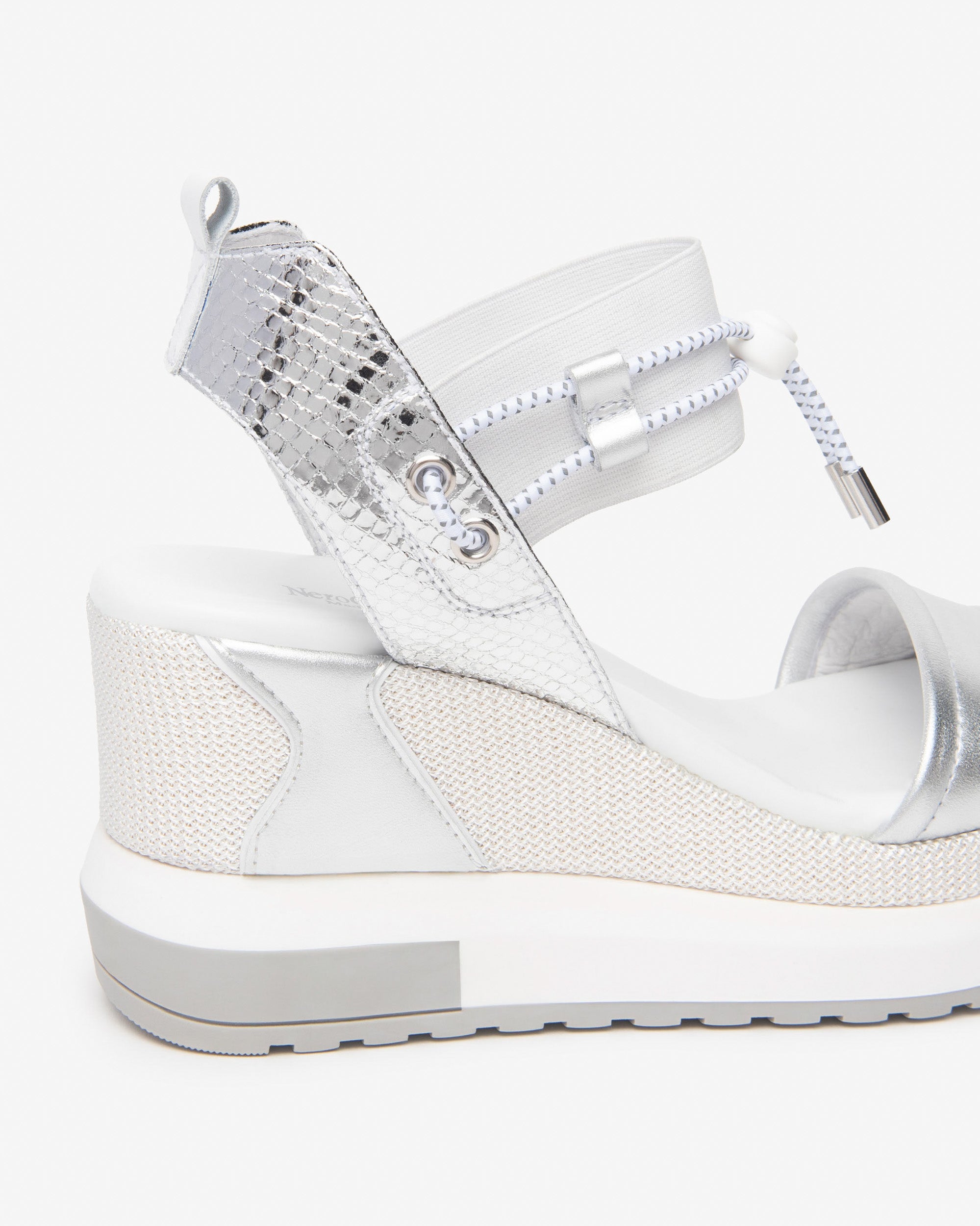  Damensandalen aus Leder und technischen Materialien