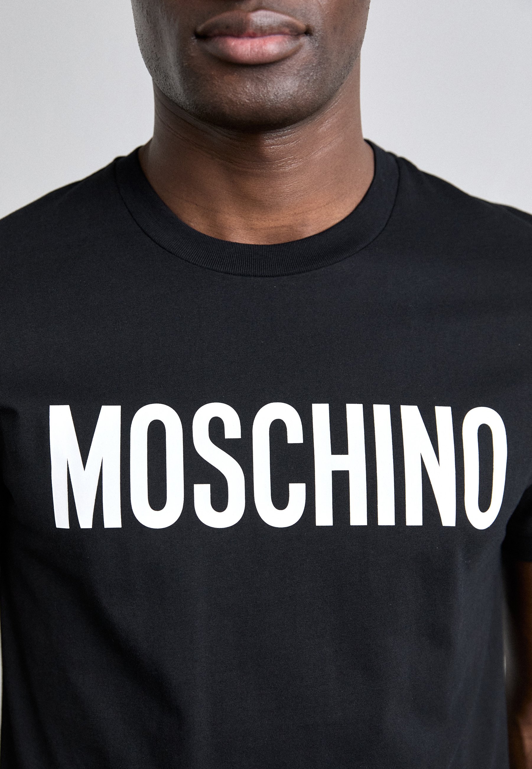 MOSCHINO INSTITUTIONAL - Triko s potiskem - multi black