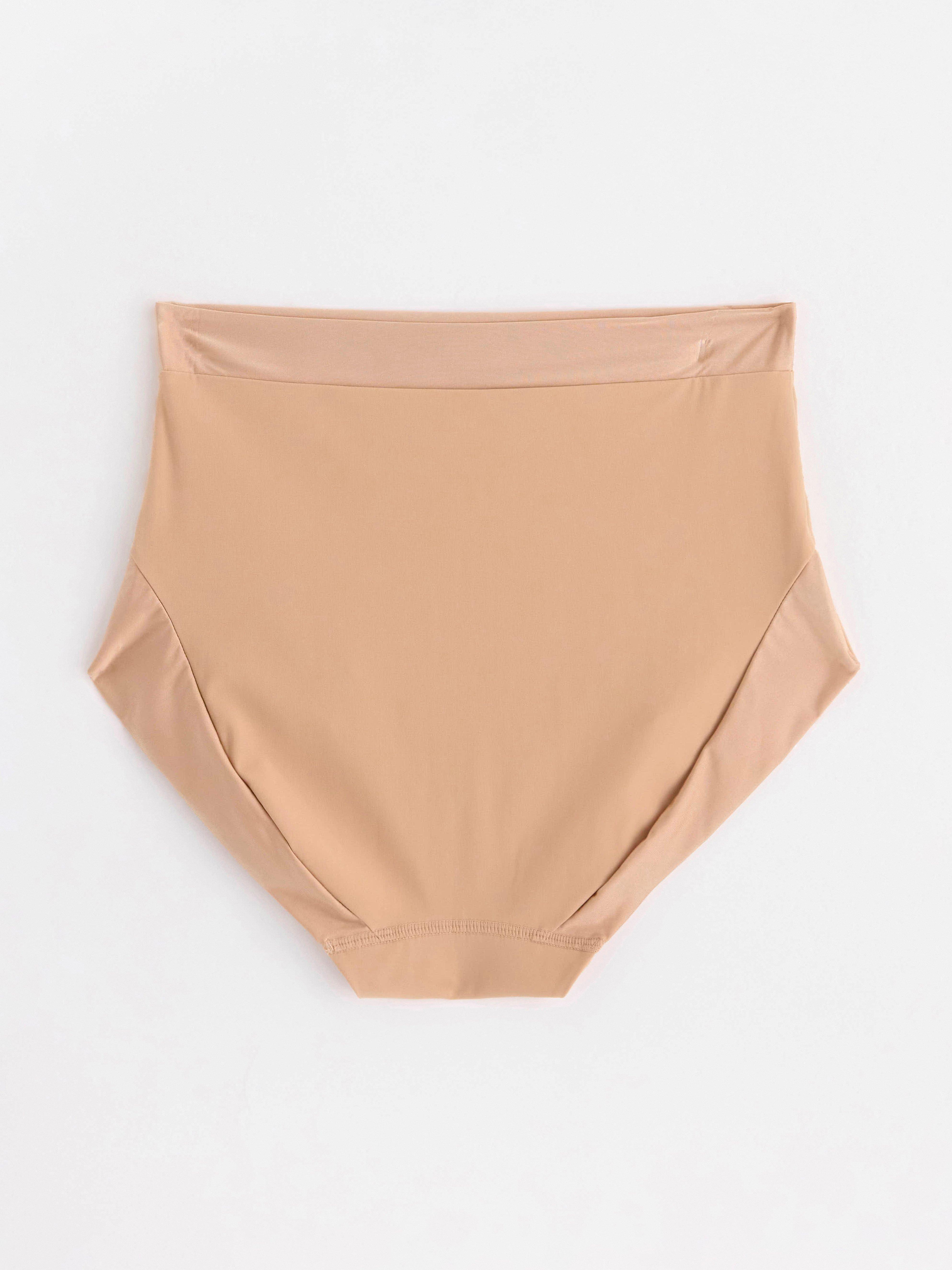 Braguitas moldeadoras de soporte ligero color beige.